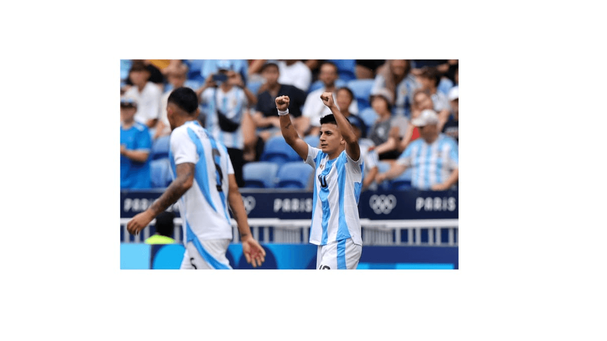 Thiago Almada comemora o gol marcado na vitória da Argentina nas Olímpiadas