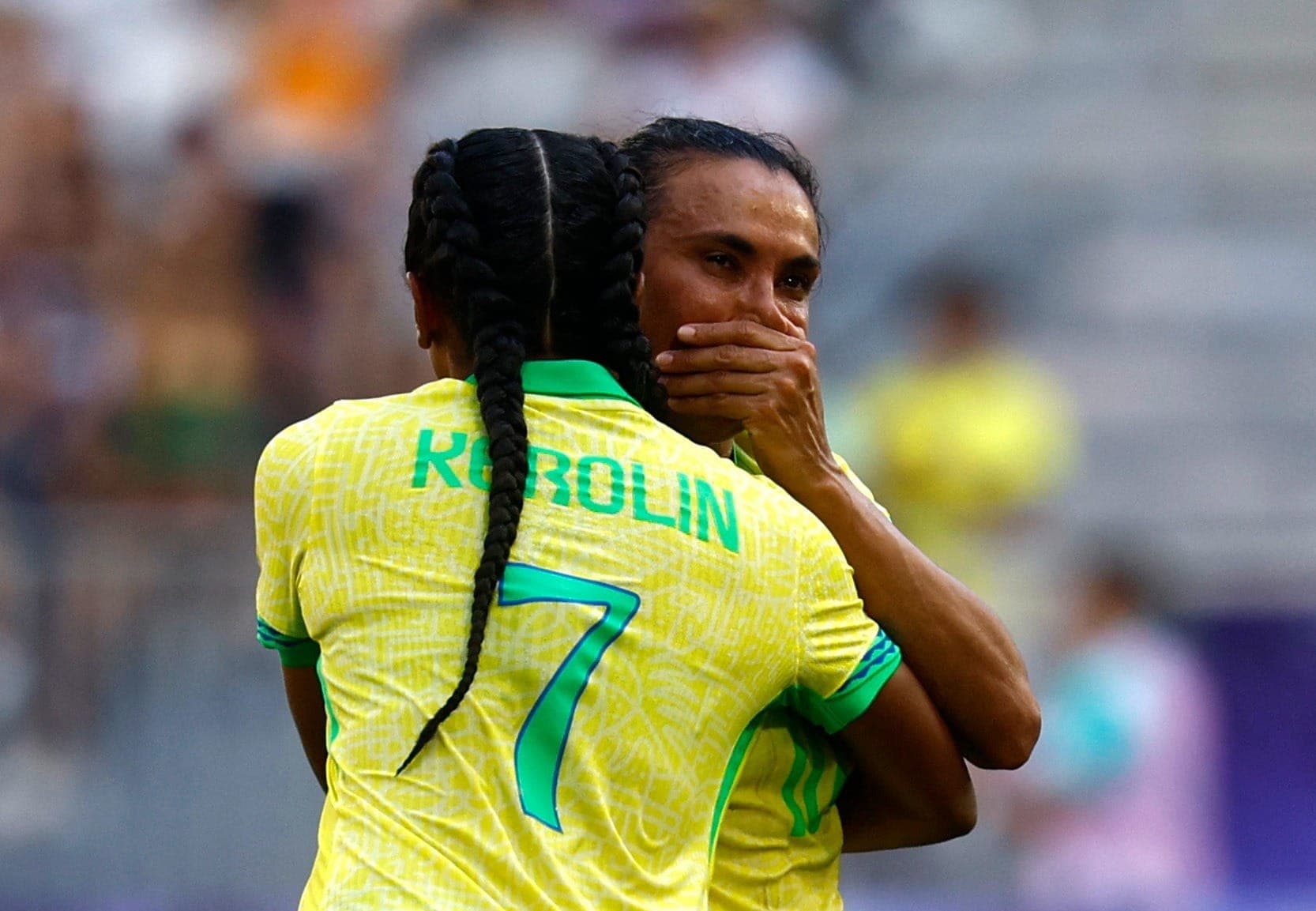 Marta é consolada após expulsão em Brasil x Espanha na Olimpíada de Paris