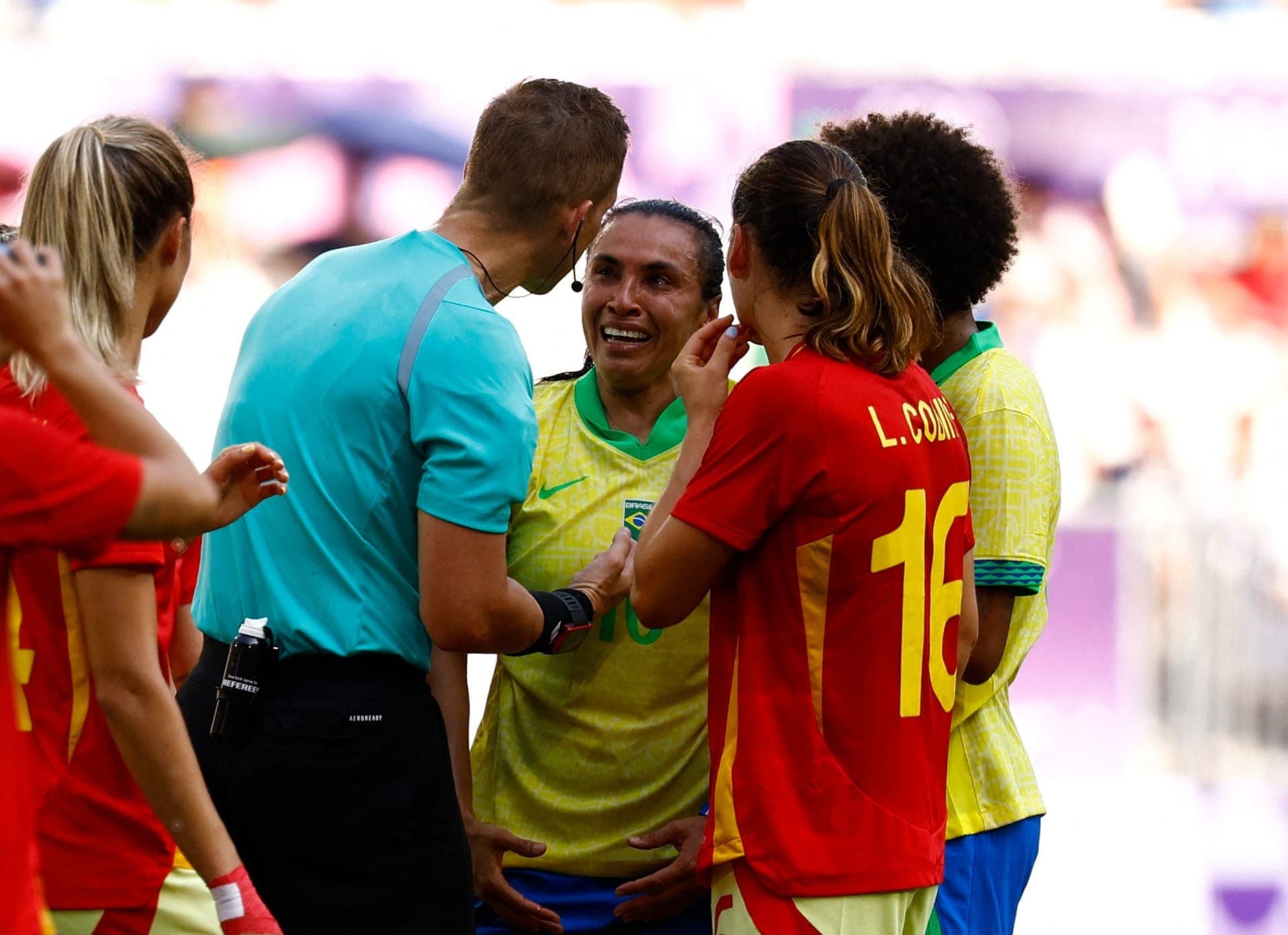 Marta é expulsa em Espanha x Brasil na Olimpíada e chora bastante