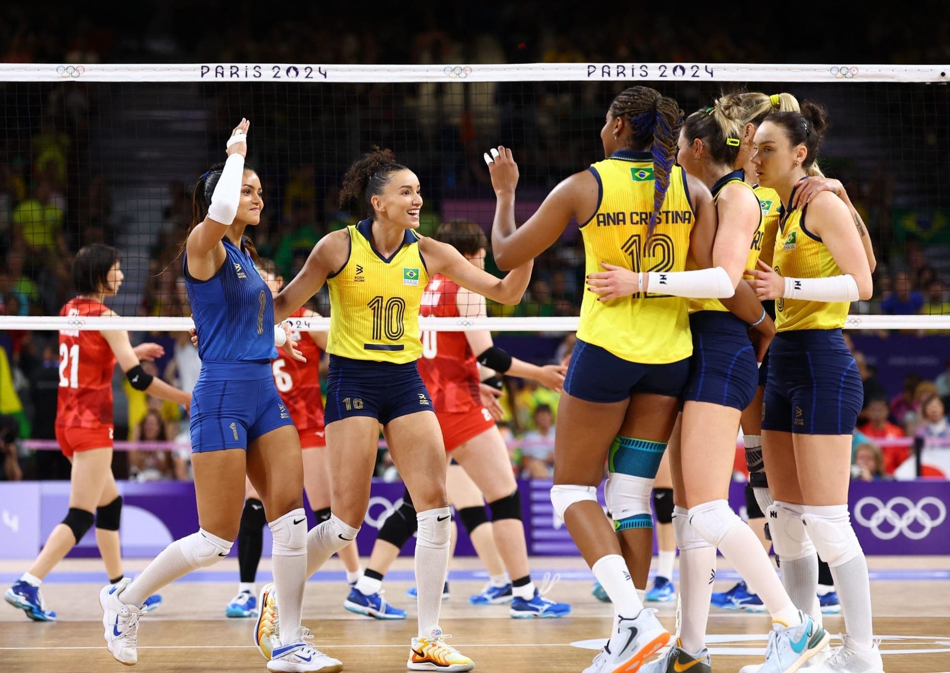 Brasileiras comemoram vitória sobre o Japão no vôlei em Paris