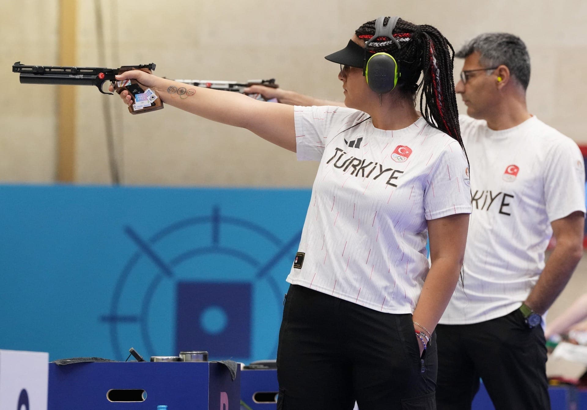 Yusuf Dikec (à direita), atleta turco do tiro olímpico