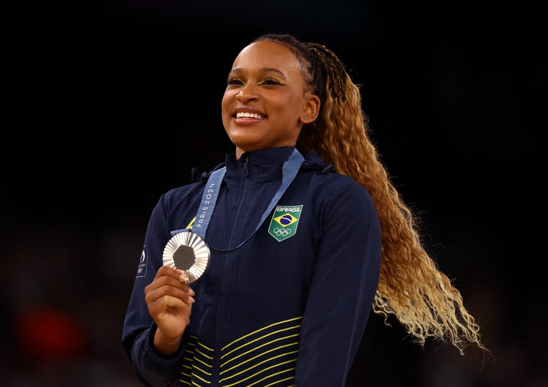 Rebeca Andrade com a medalha de prata do individual geral
