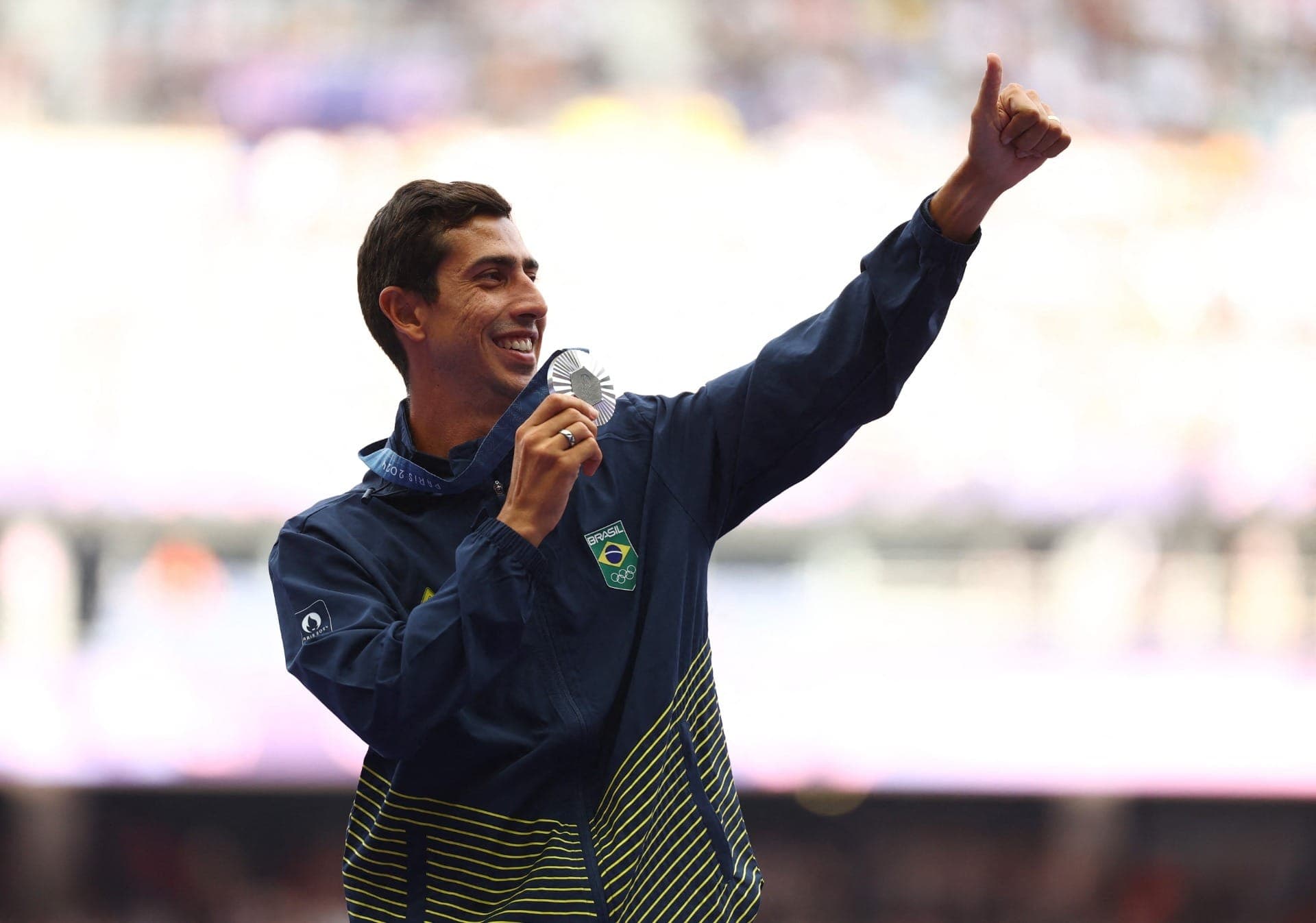 Caio Bonfim recebe medalha de prata da marcha atlética no Stade de France, em Paris