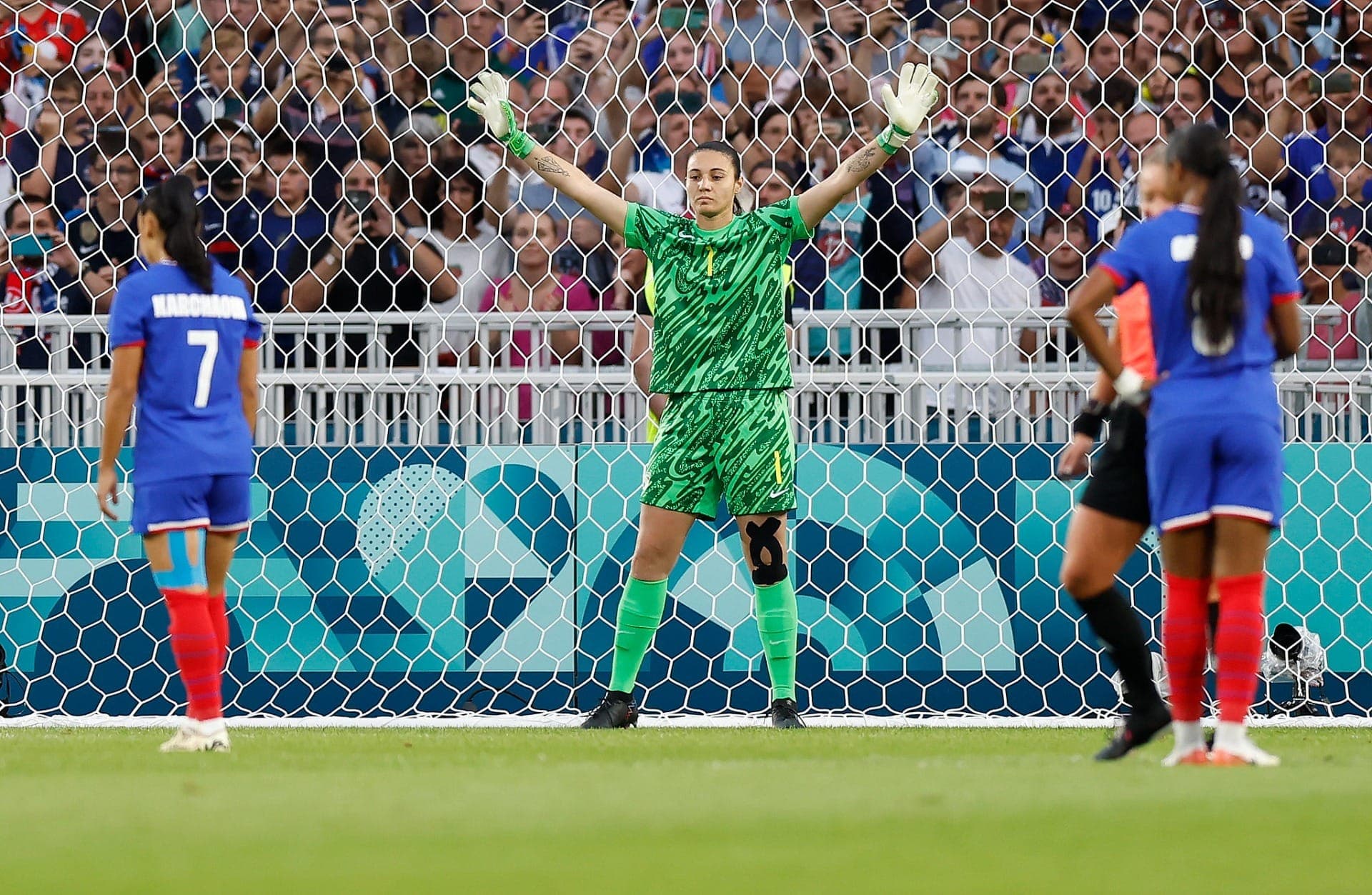 Lorena defendeu pênalti da França na semifinal do futebol feminino em Paris