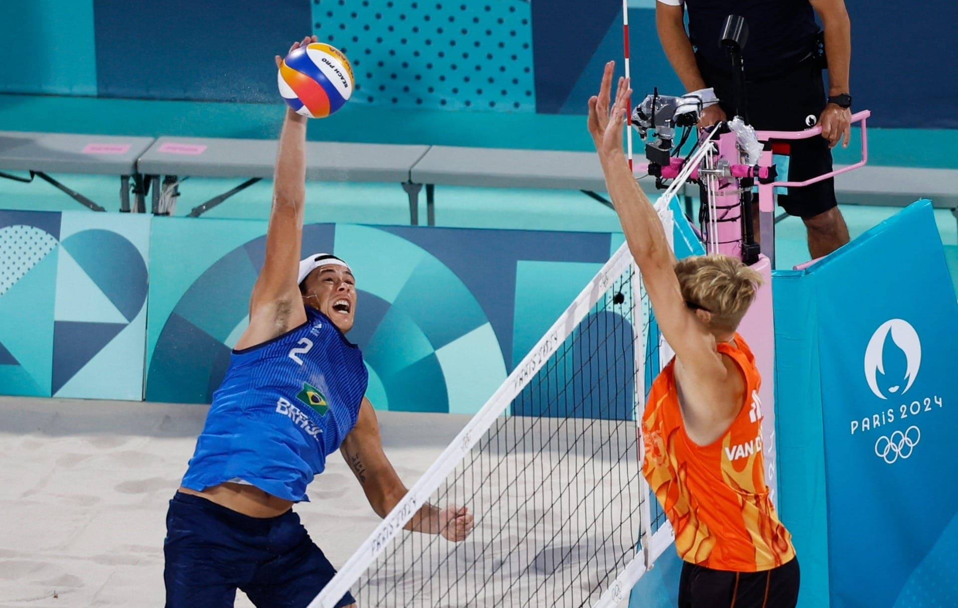 Arthur contra Van de Velde no vôlei de praia