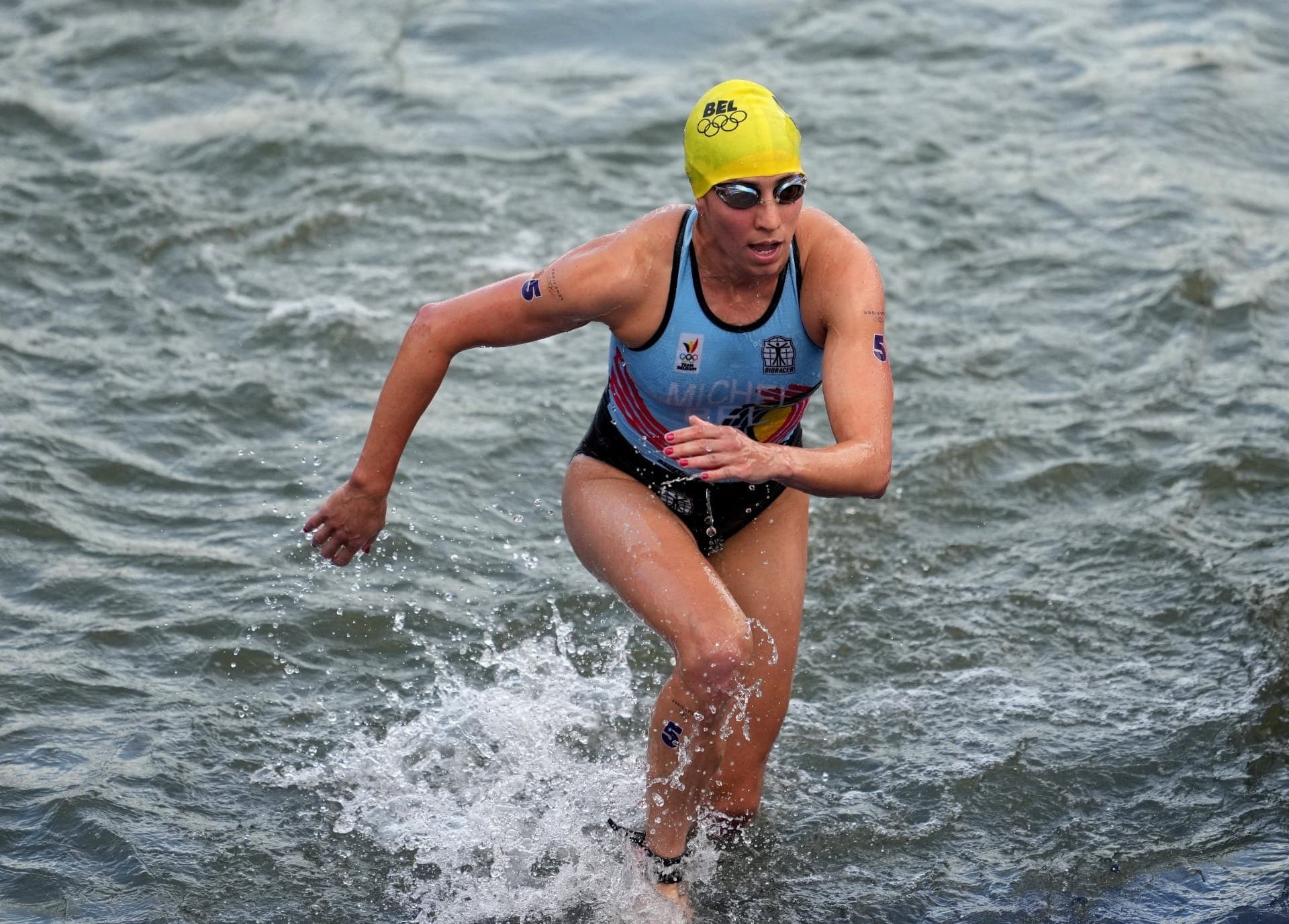Claire Michel, da Bélgica, em prova do triatlo no Rio Sena na Olimpíada de Paris