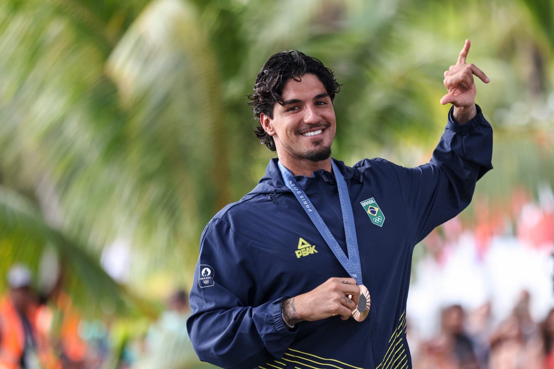 Gabriel Medina com a medalha de bronze na Olimpíada de Paris