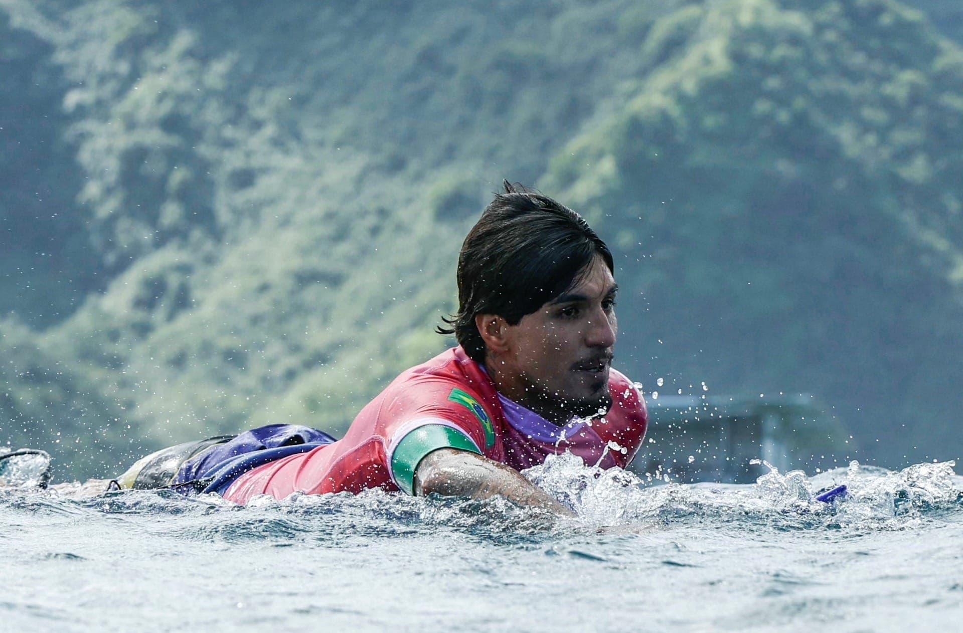 Gabriel Medina sofre lesão no ombro e está fora da temporada 2025
