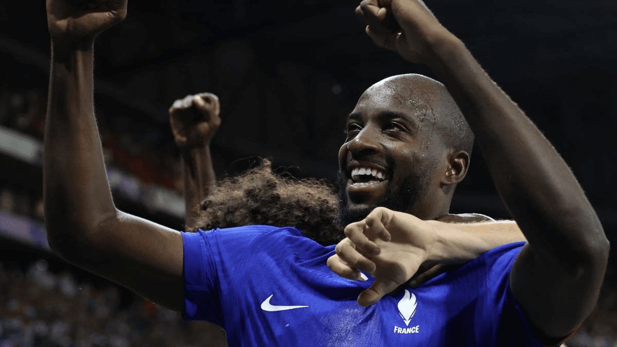 Mateta foi o destaque na vitória da França ao marcar dois gols