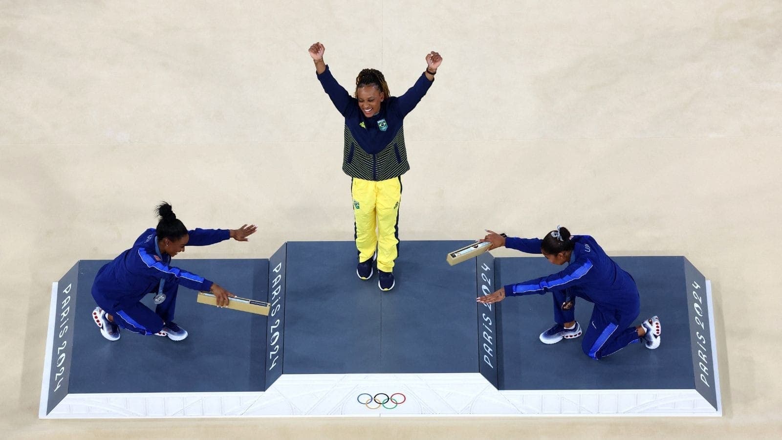 Simone Biles e Jordan Chiles reverenciaram Rebeca Andrade no pódio