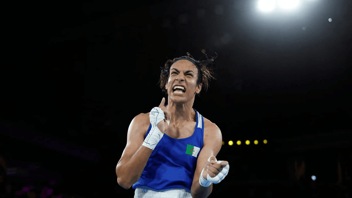 A boxeadora argelina Imane Khelif comemora a vaga na final das Olimpíadas