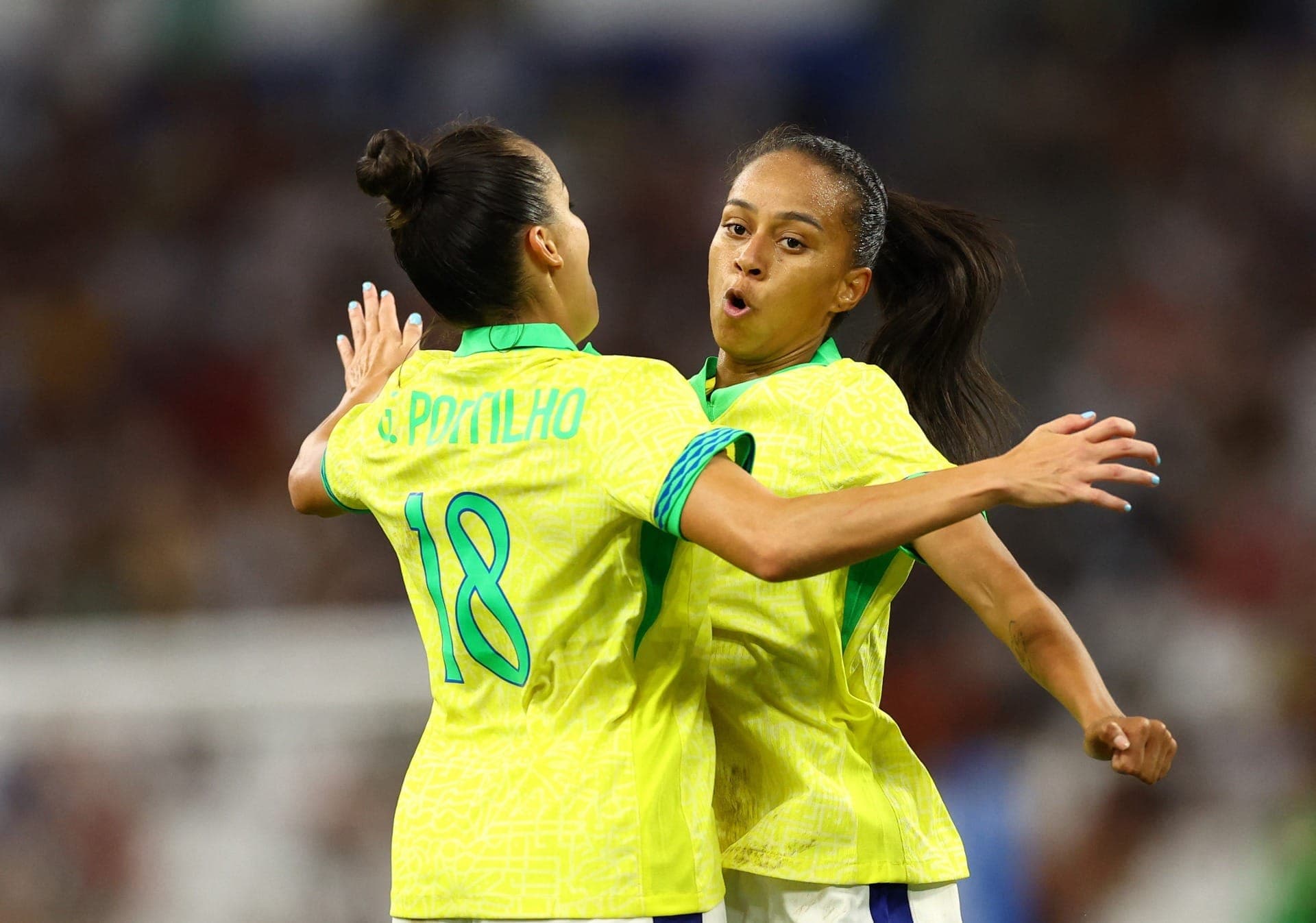 Adriana comemora gol pelo Brasil na semifinal contra a Espanha