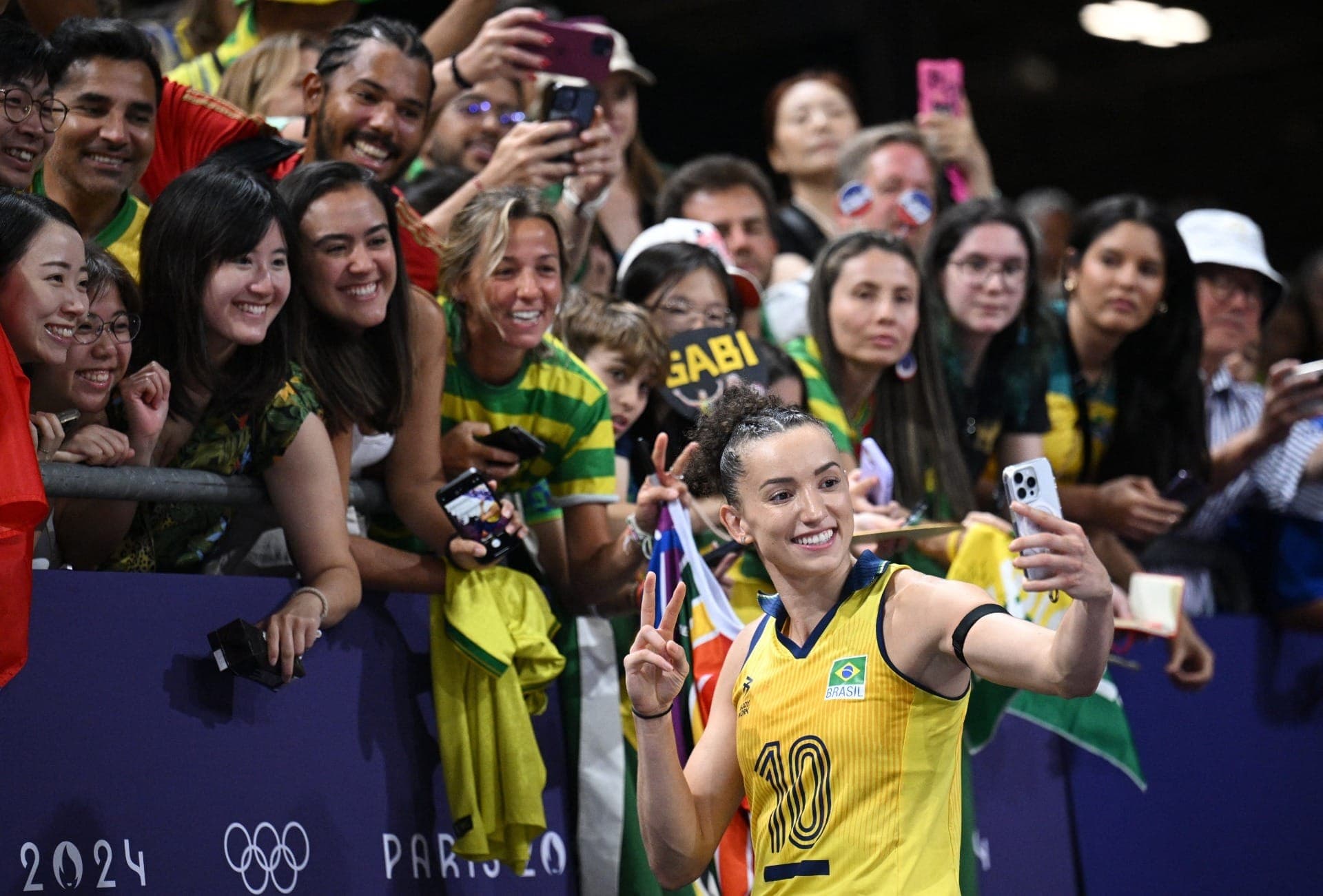 Gabi posa para selfie com fãs após vitória sobre a República Dominicana na semi de Paris