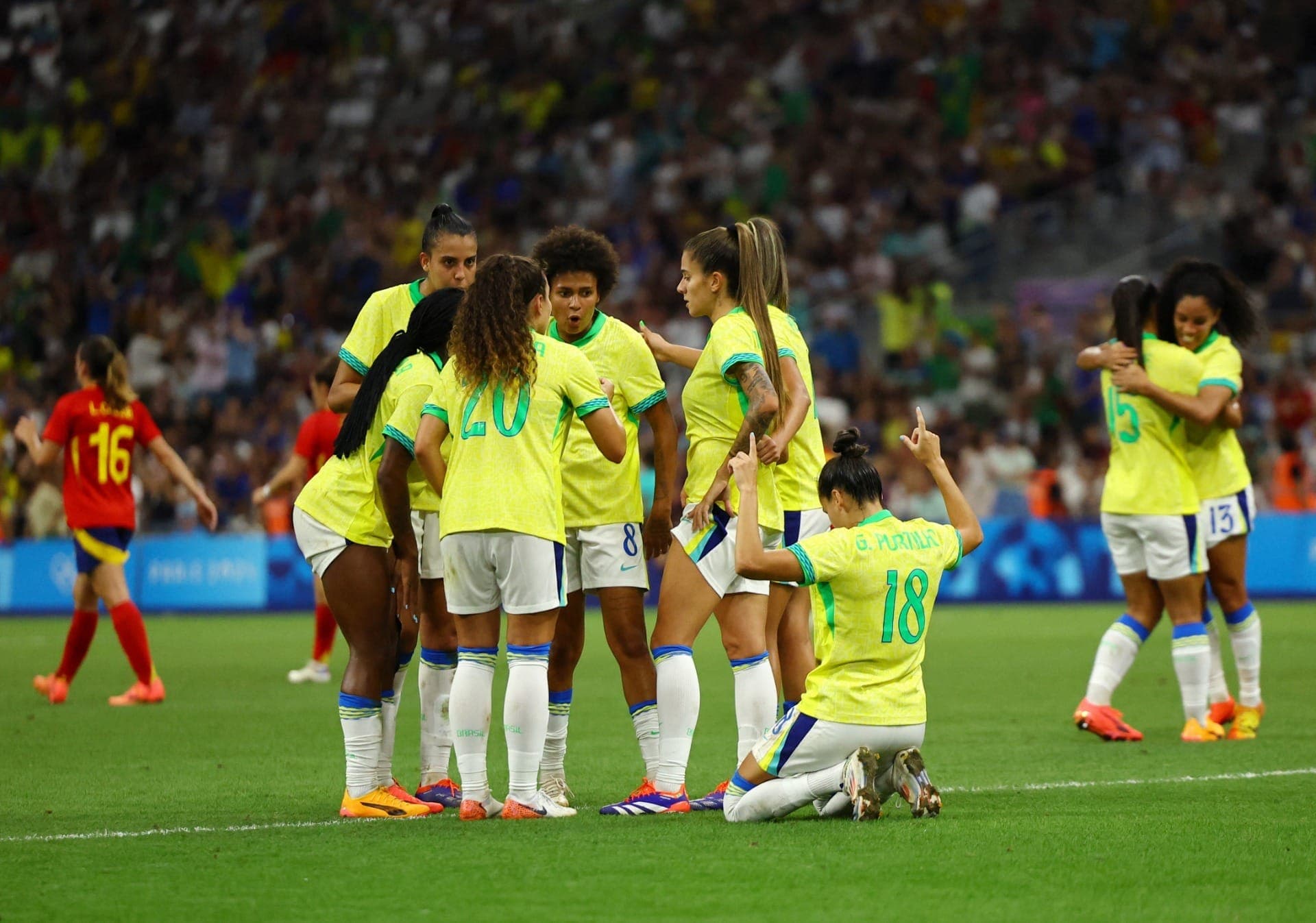 Jogadoras do Brasil comemoram gol na partida contra a Espanha