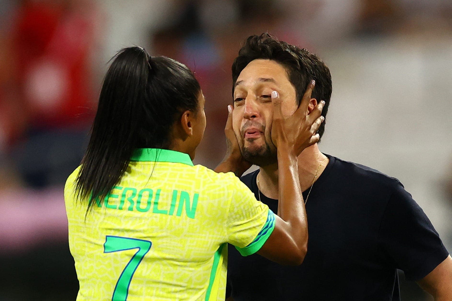 Kerolin comemora gol pelo Brasil com o técnico Arthur Elias