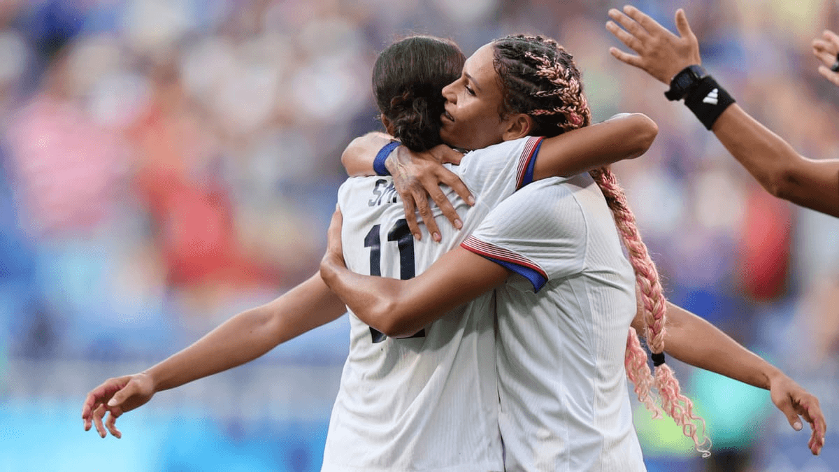 Smith comemora com Rodman o gol que classificou os EUA para a final das Olimpíadas