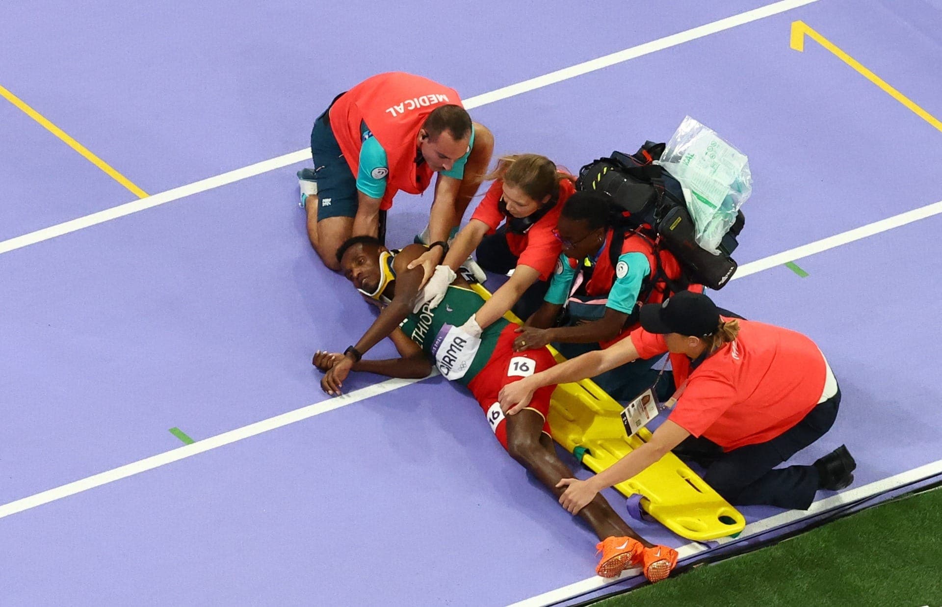 Etíope Lamecha Girma cai e sai de cama de prova na Olimpíada de Paris