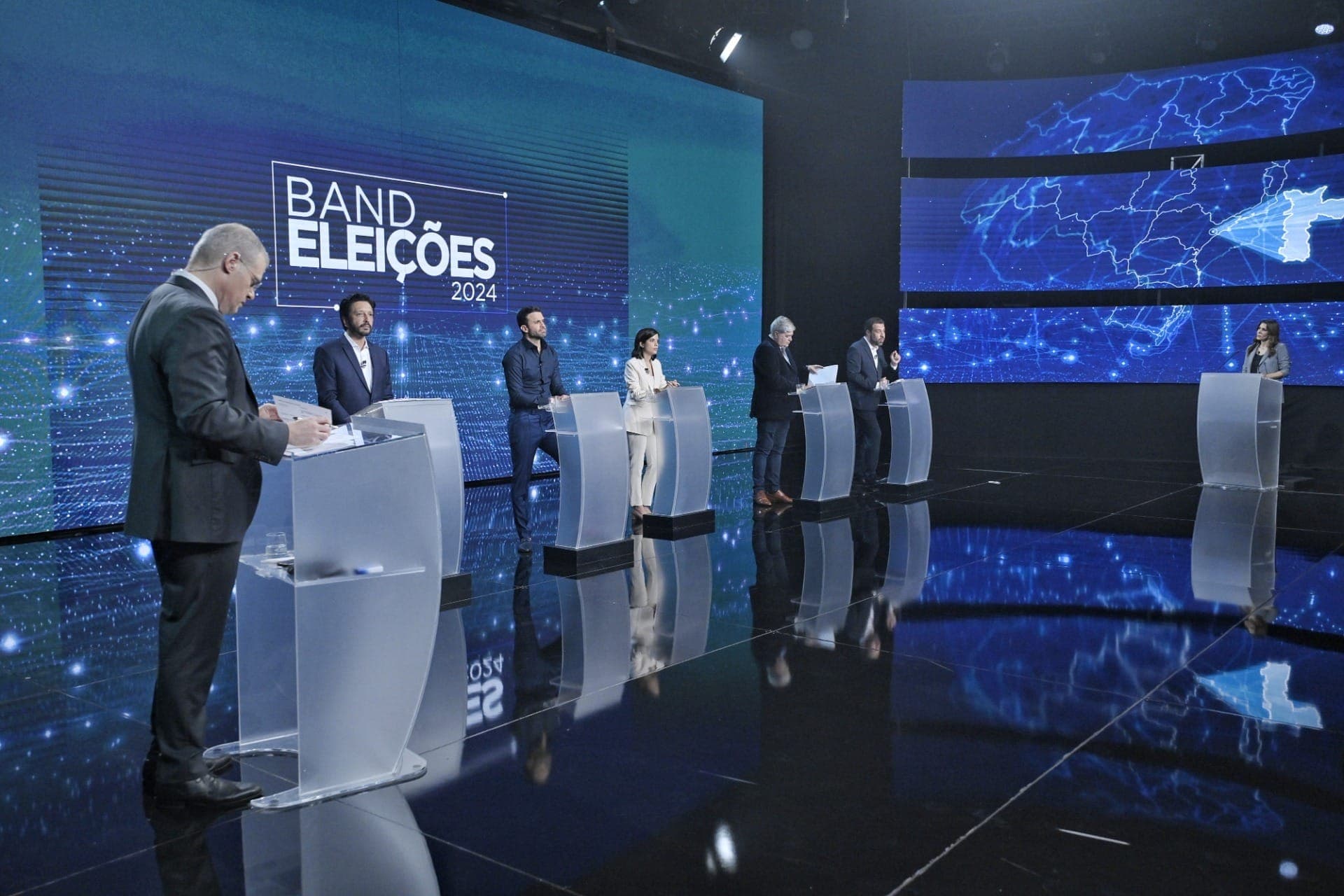 Candidatos à prefeitura de São Paulo respondem perguntas de jornalista no debate na Band