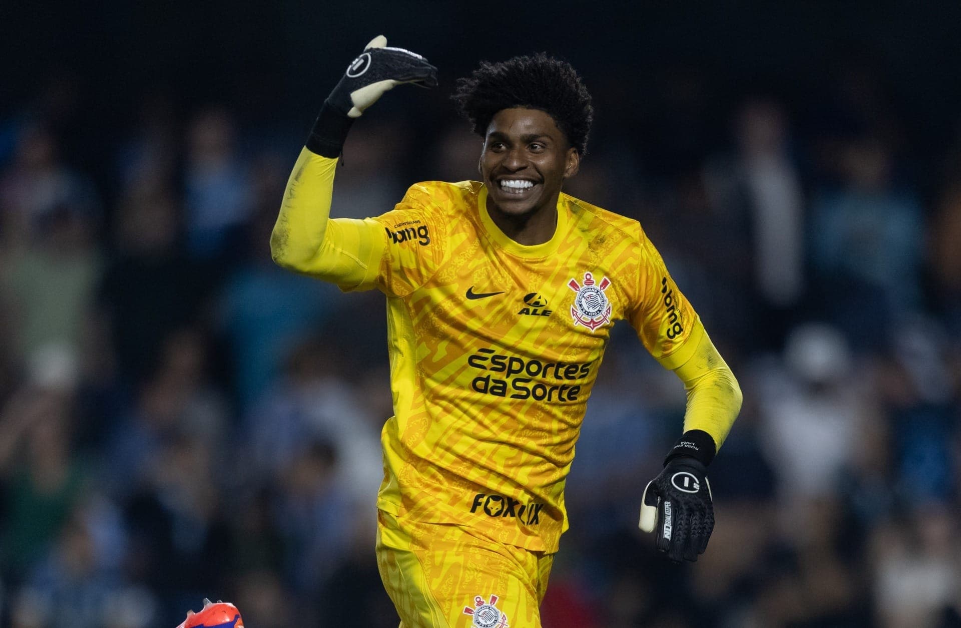 Corinthians exerce opção de compra do goleiro Hugo Souza