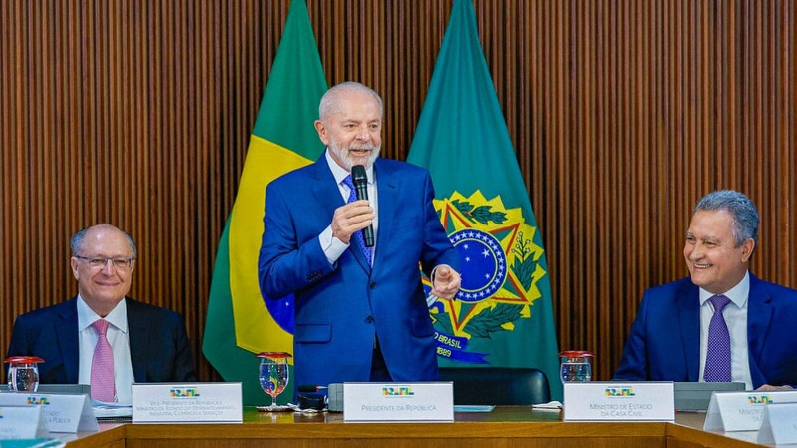 Lula e ministros reunidos no Palácio do Planalto