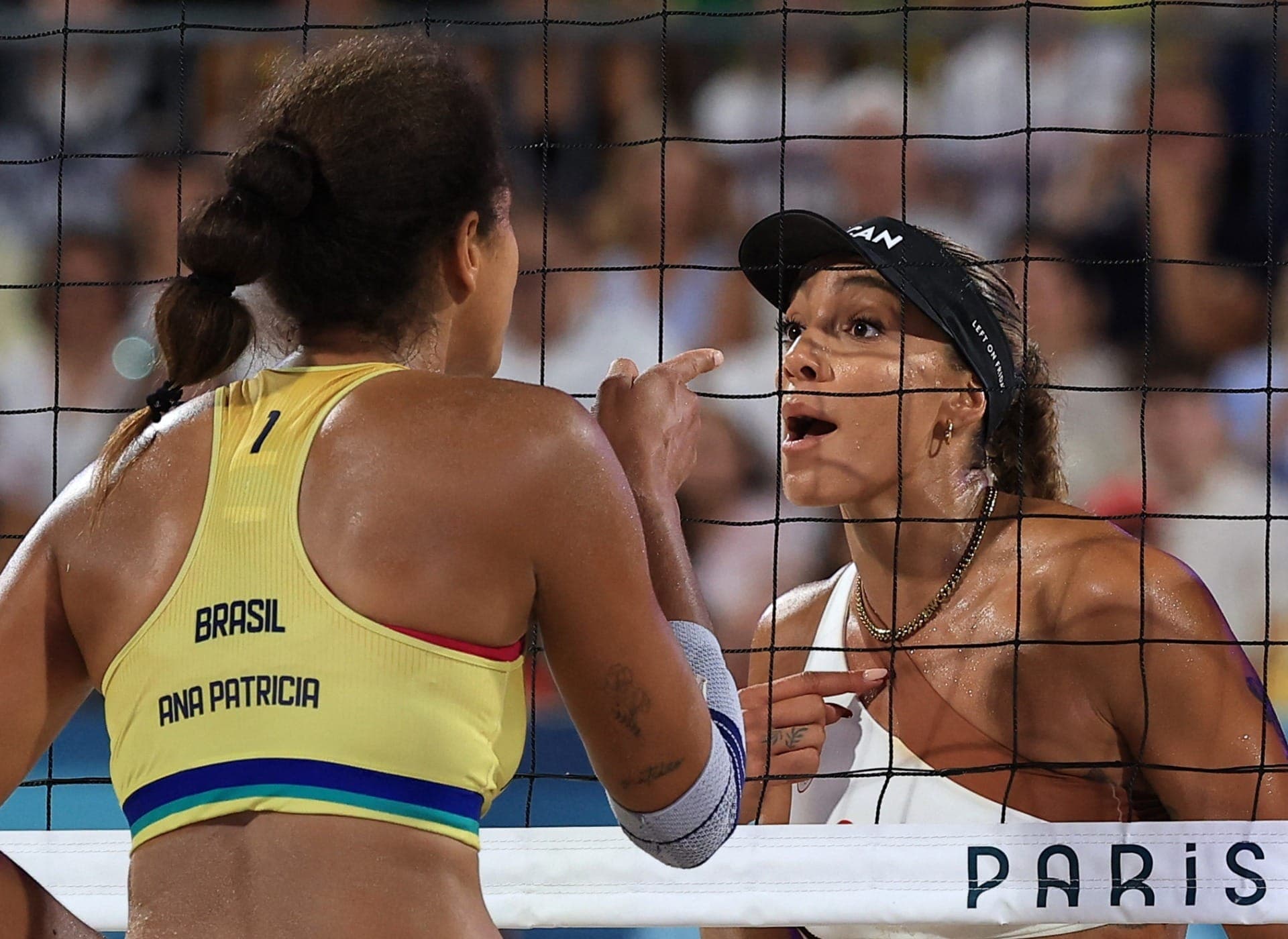 Ana Patrícia discutindo com Brandie Wilkerson na final do vôlei de praia
