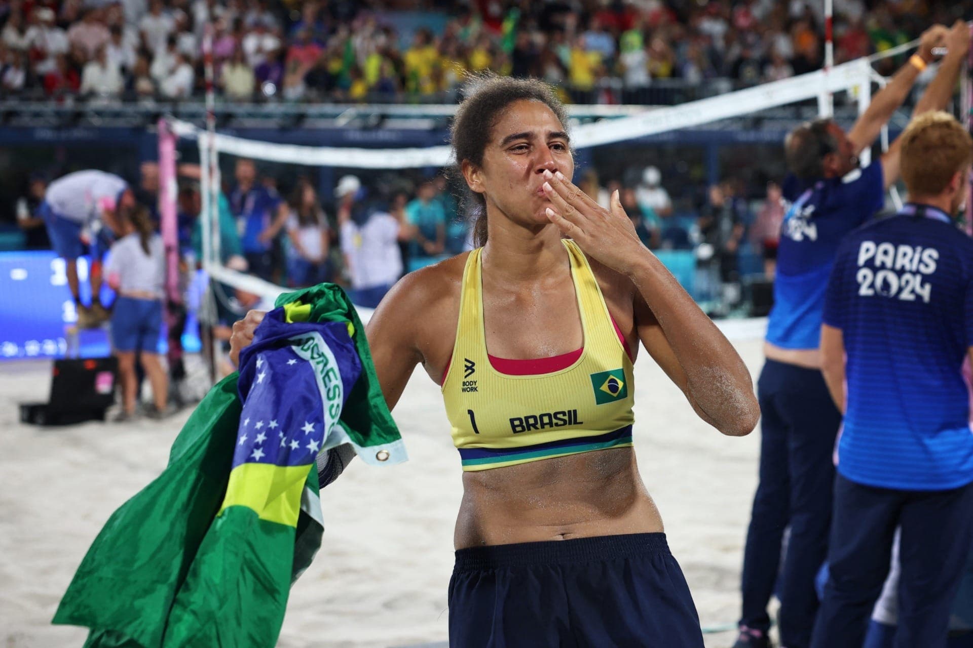 Ana Patrícia foi campeã ao lado de Duda no vôlei de praia em Paris
