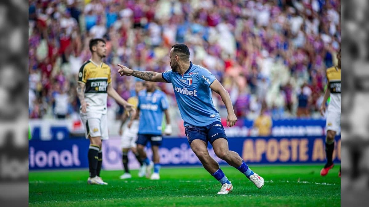Moisés comemora o gol do Fortaleza contra o Criciúma
