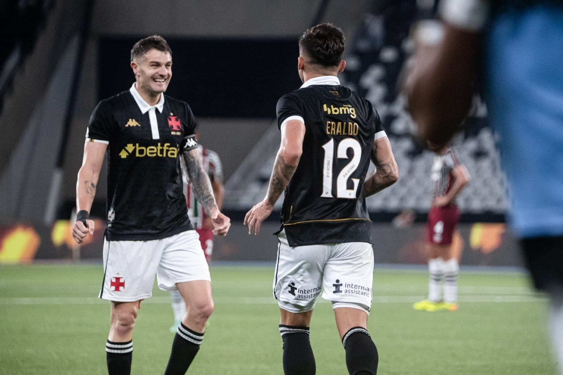 Vegetti (à esq.) marcou o primeiro gol da vitória do Vasco sobre o Fluminense
