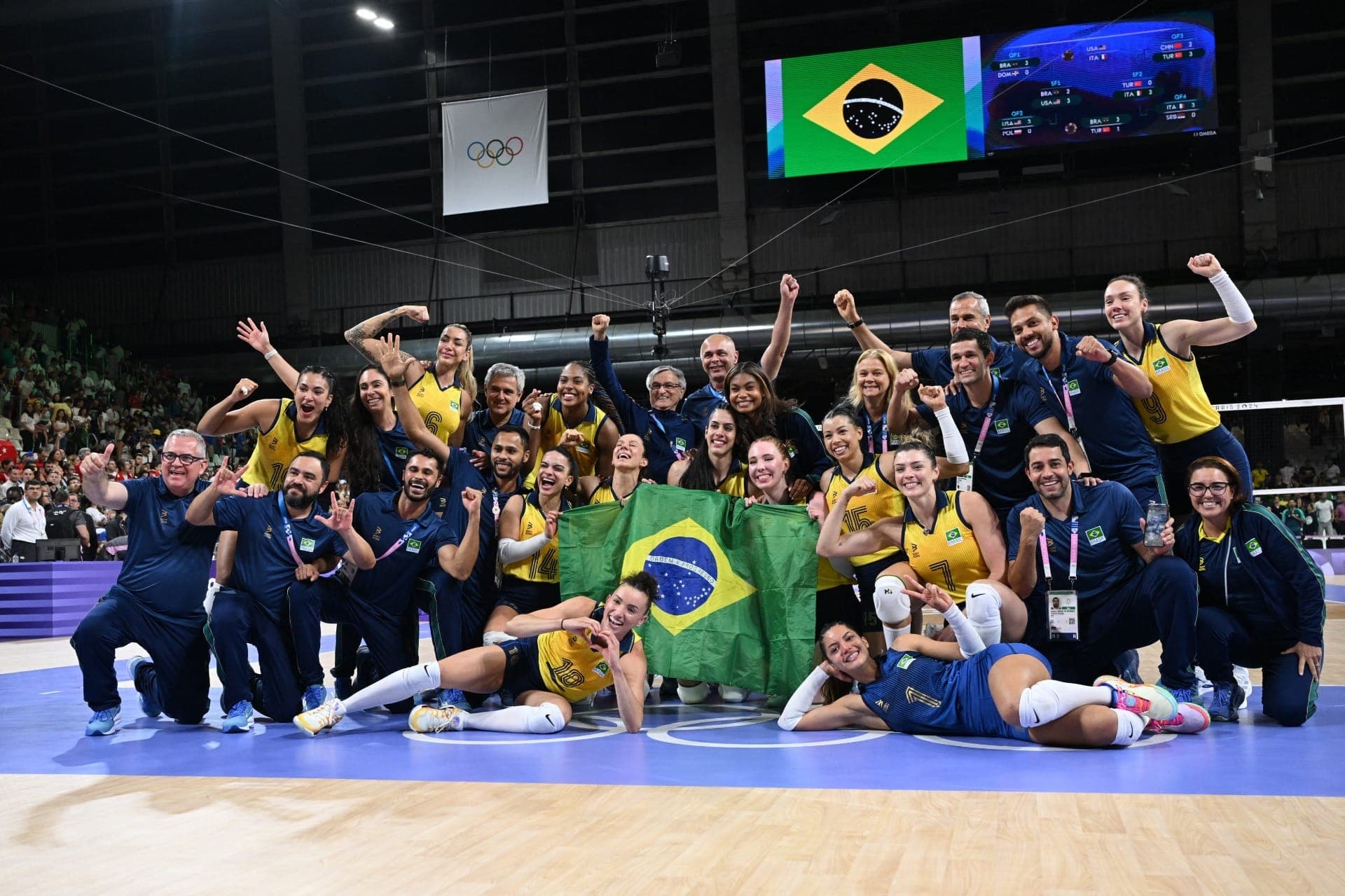 Vôlei feminino do Brasil festeja a medalha de bronze em Paris