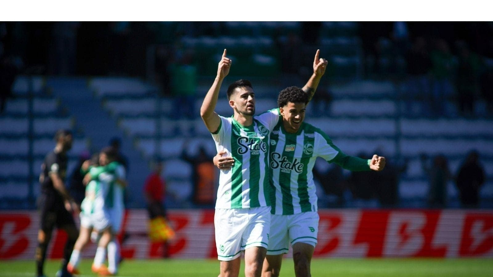Jogadores do Juventude comemoram o gol contra o Botafogo