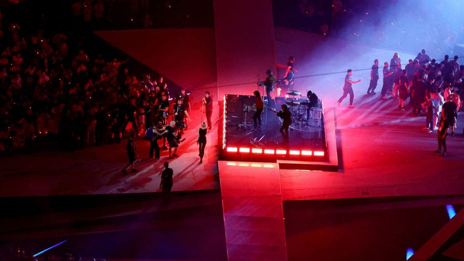 Phoenix se apresenta na cerimônia de encerramento de Paris-2024