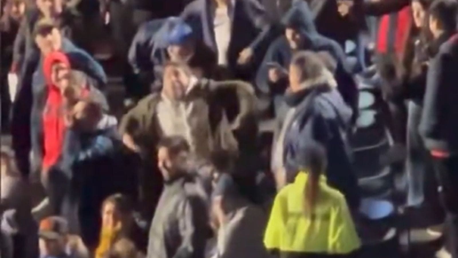 Torcedor faz gestos de macaco para a torcida do Atlético-MG
