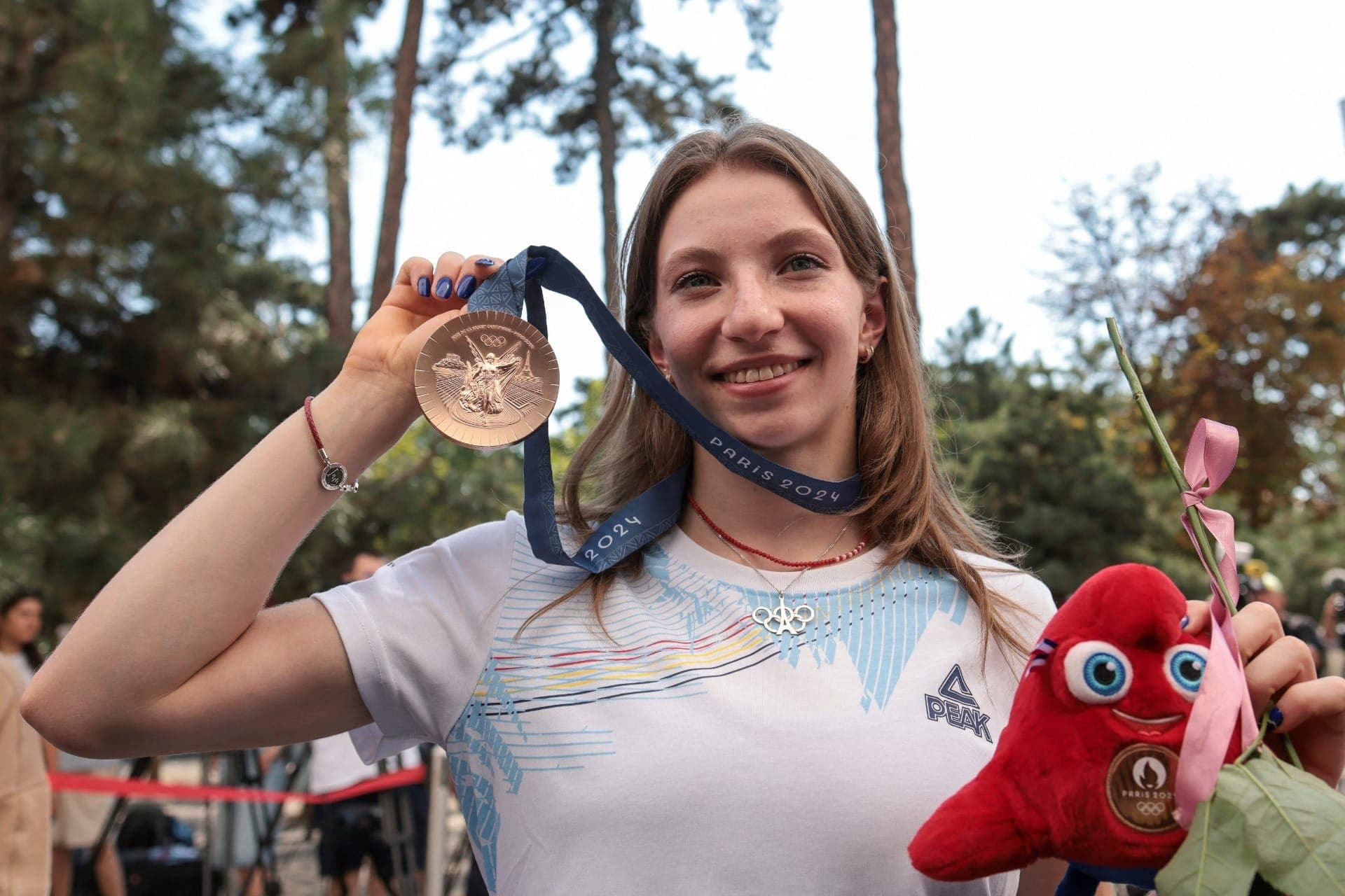 Ana Barbosu com a medalha de bronze dos Jogos Olímpicos de Paris