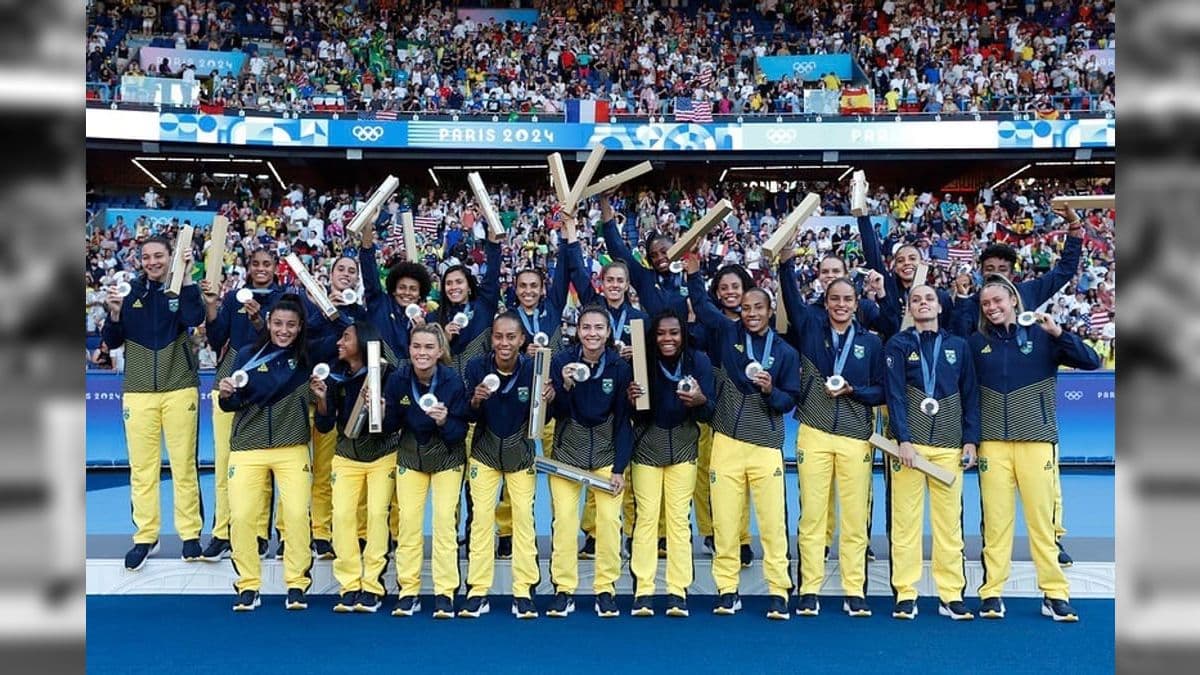 Seleção feminina comemora a medalha de prata em Paris