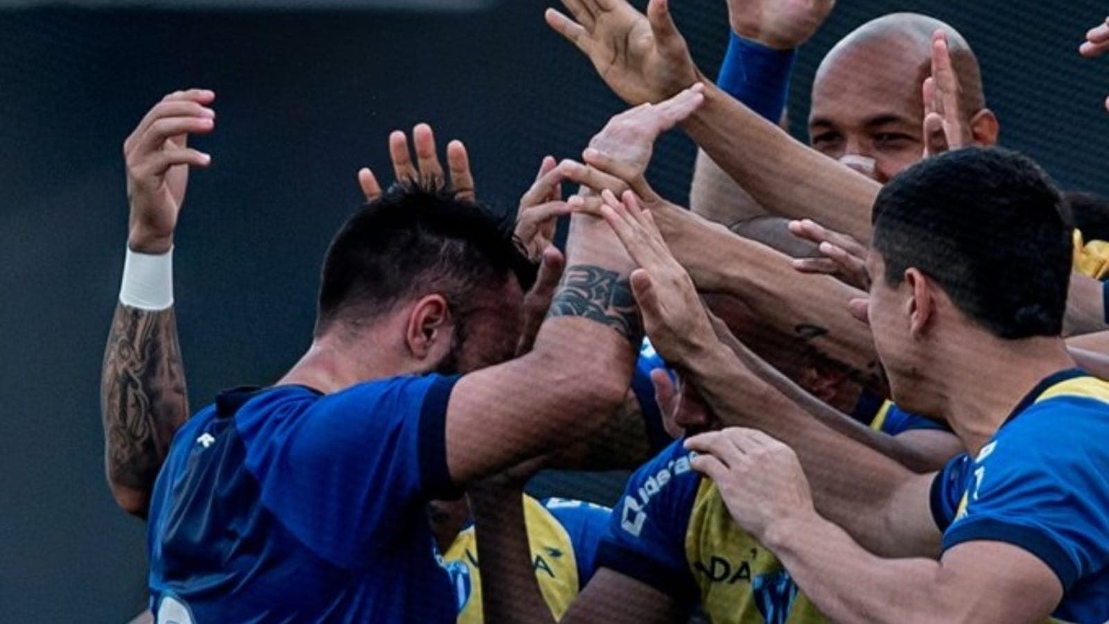 Giovanni Piccolomo comemora ; Santos x Avaí ; Série B 2024