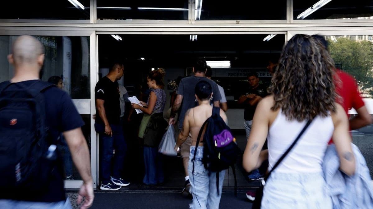 Imagem de arquivo de estudantes a caminho do exame