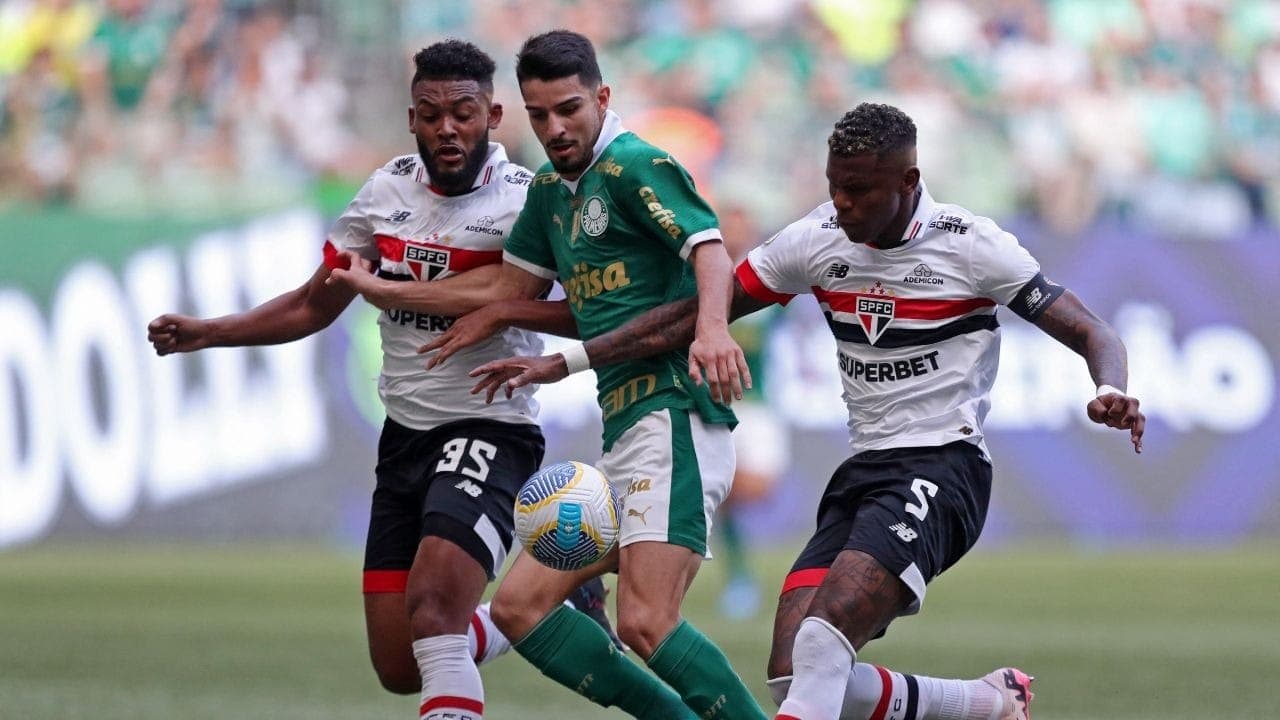 Flaco López em disputa contra Arboleda em Palmeiras x São Paulo