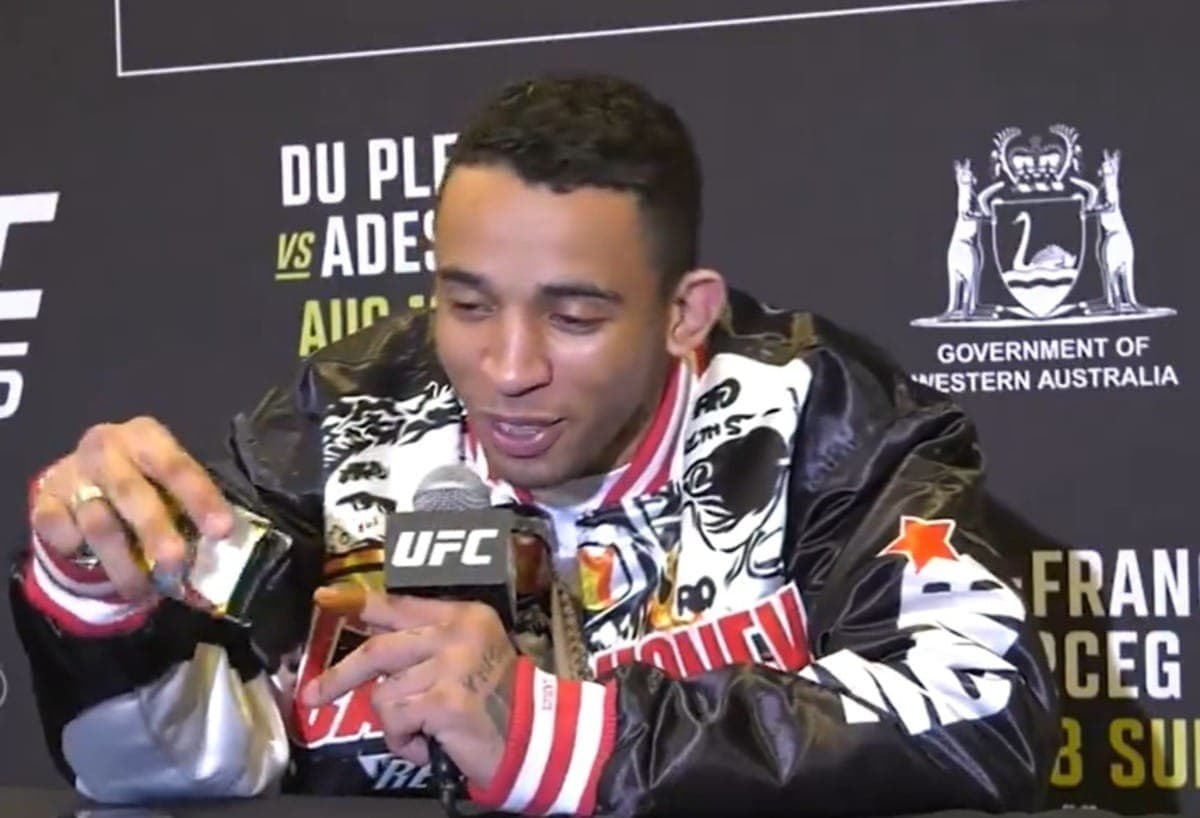 Carlos Prates com cigarro em entrevista coletiva