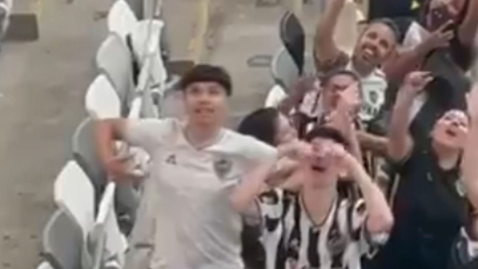 Torcedor do Atlético-MG faz ato racista para torcedores do San Lorenzo