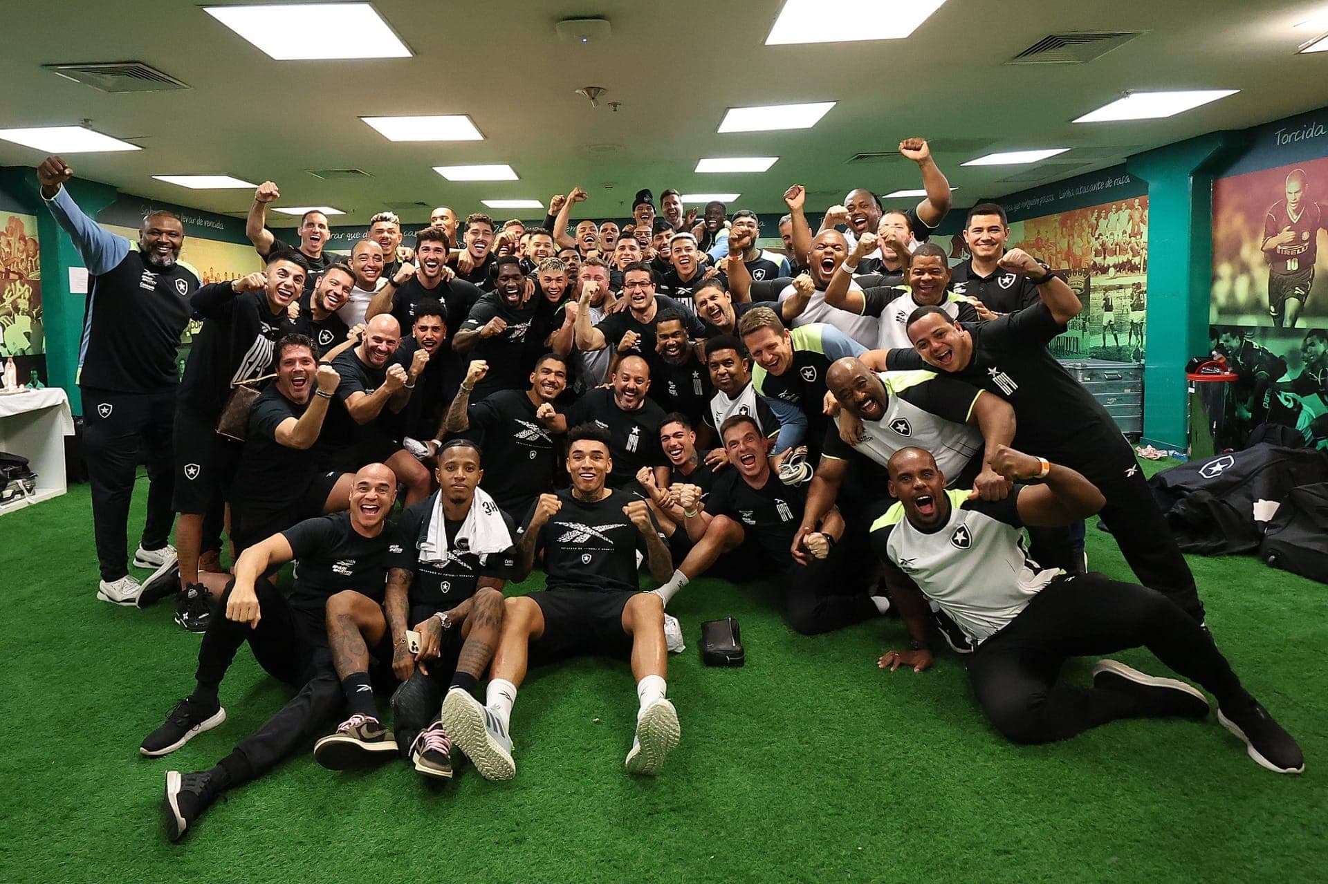 Elenco do Botafogo comemora ida às quartas de final da Libertadores após superar o Palmeiras