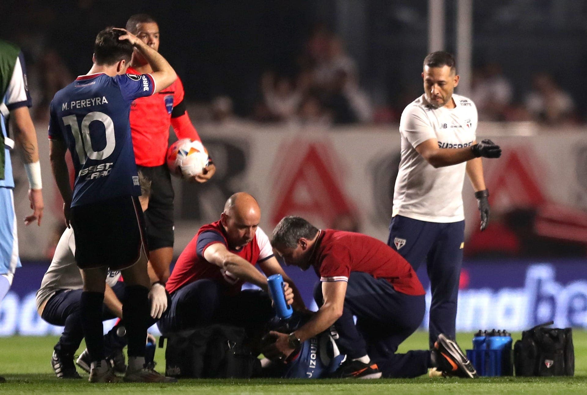 Izquierdo, do Nacional-URU, tem mal súbito em jogo contra o São Paulo