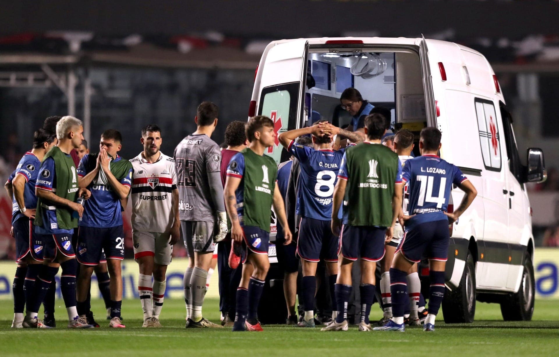 Juan Izquierdo, zagueiro do Nacional-URU, saiu de ambulância do Morumbi