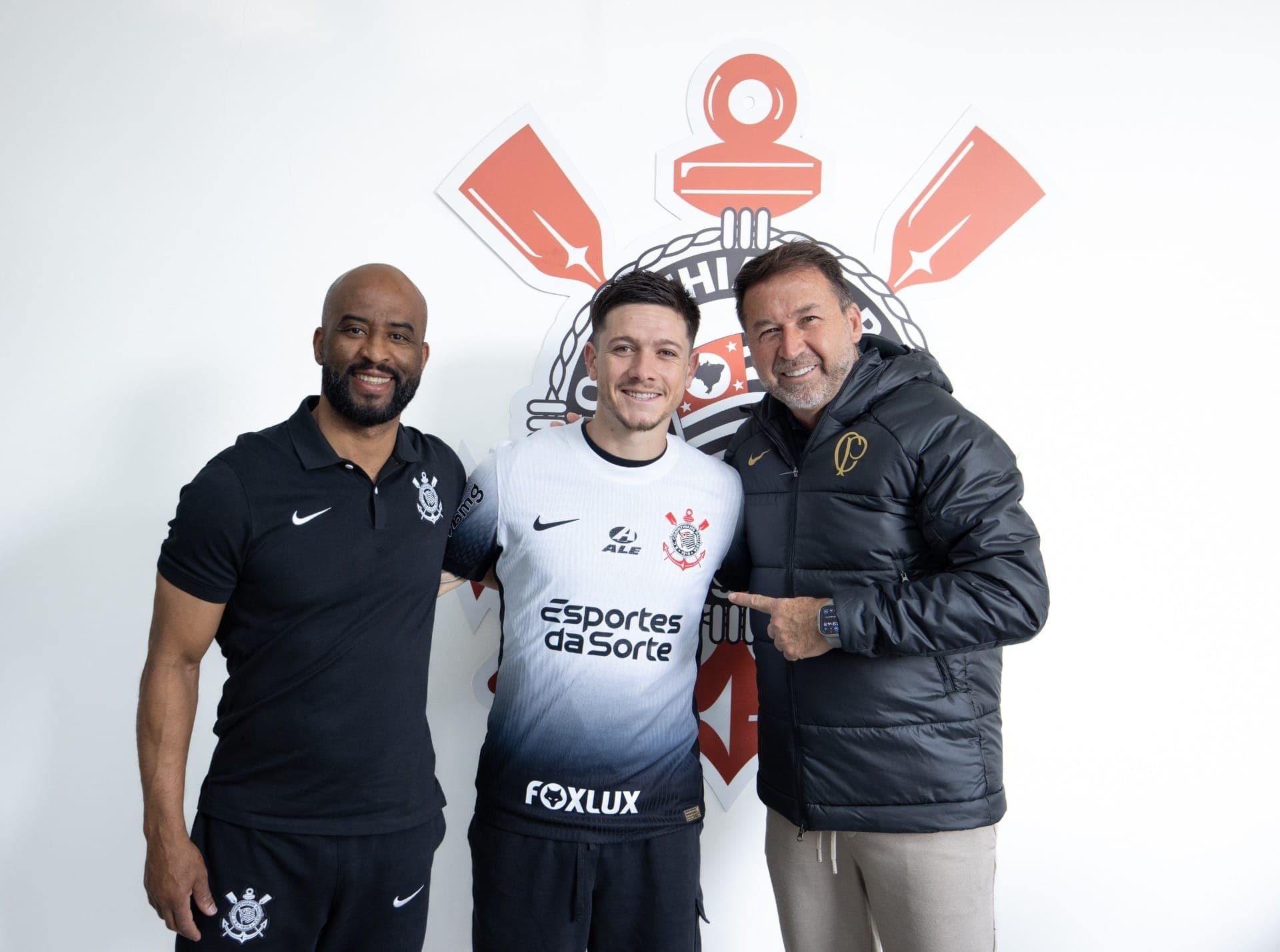 Rodrigo Garro renovou seu contrato com o Corinthians