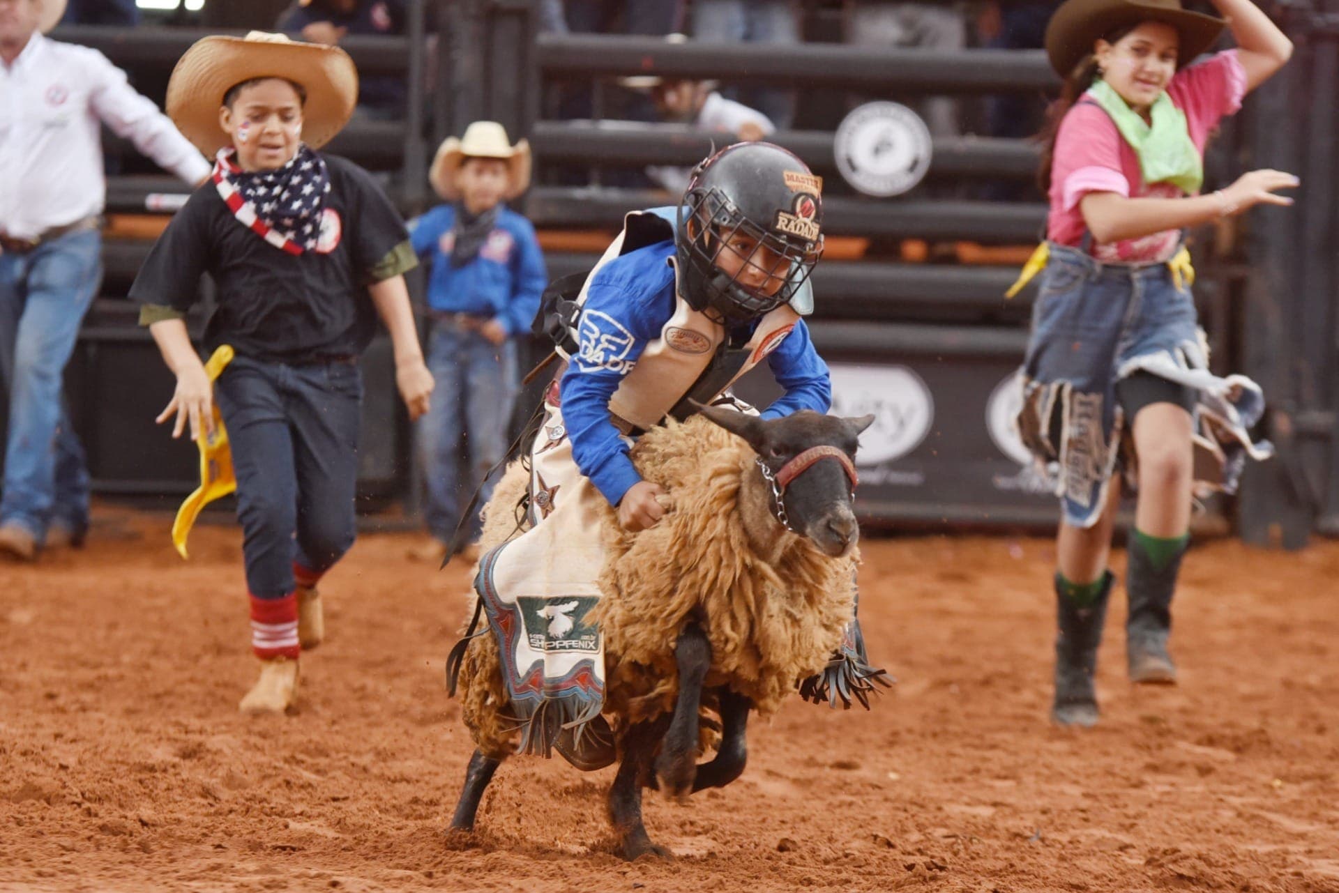 Luís Odair Batista Júnior é o campeão do rodeio em carneiros