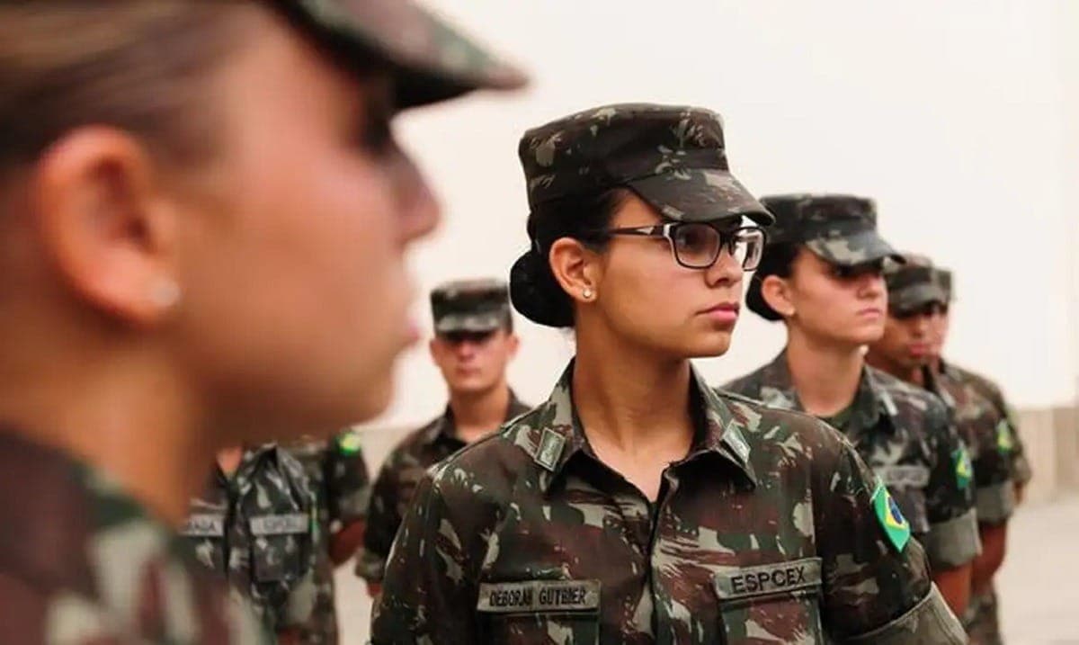 Mulheres poderão se alistar ao serviço militar voluntário pela primeira vez