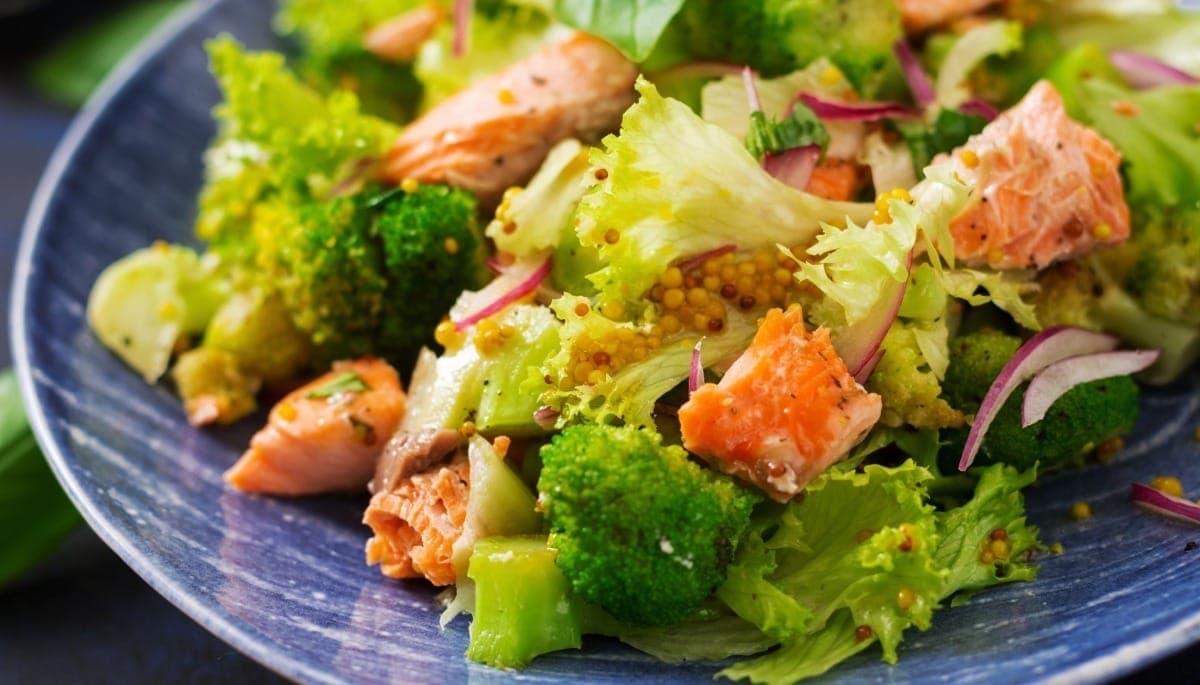 Salada com salmão