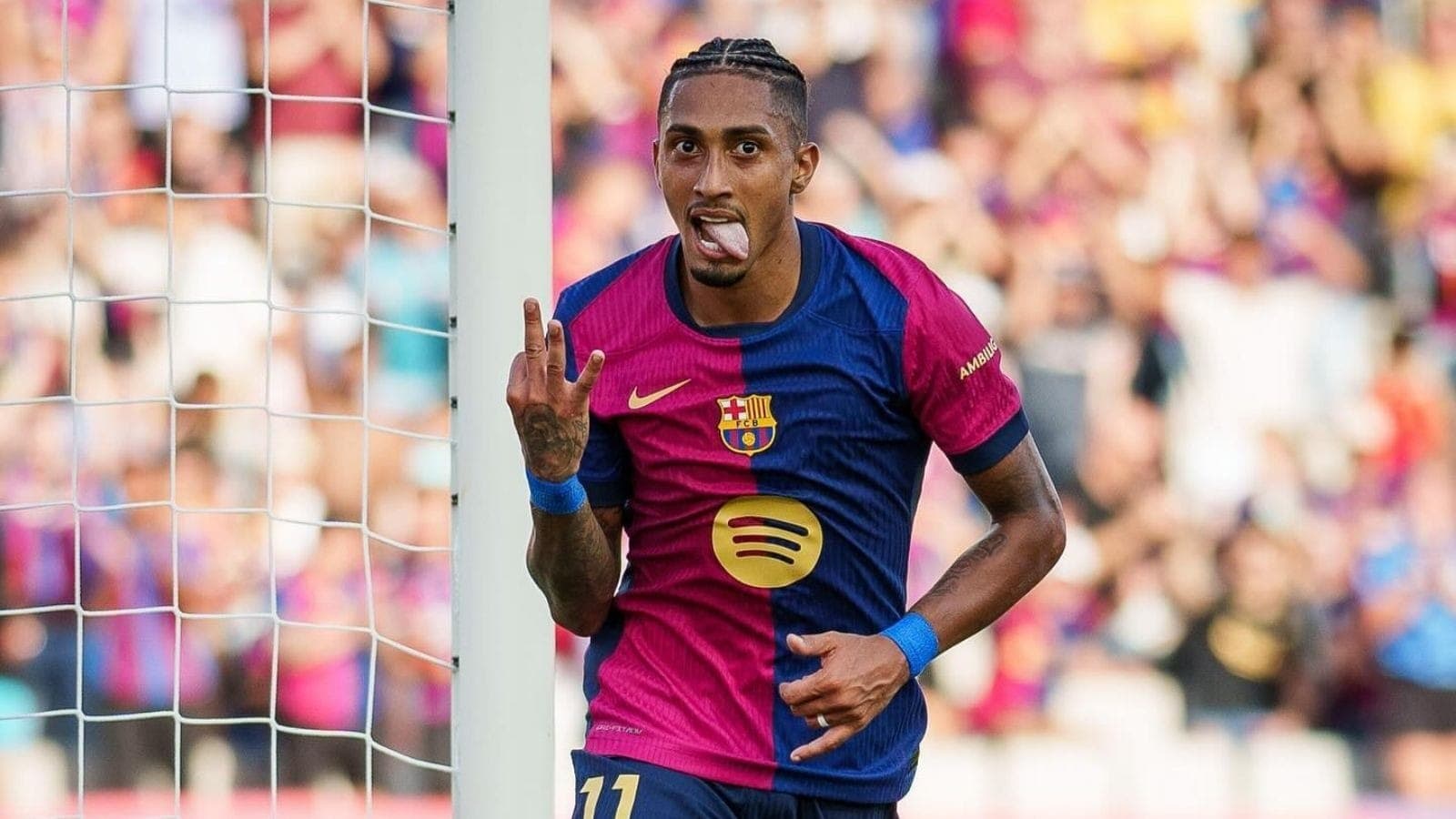 Brasileiro Raphinha marcou três gols em goleada do Barcelona no Espanhol