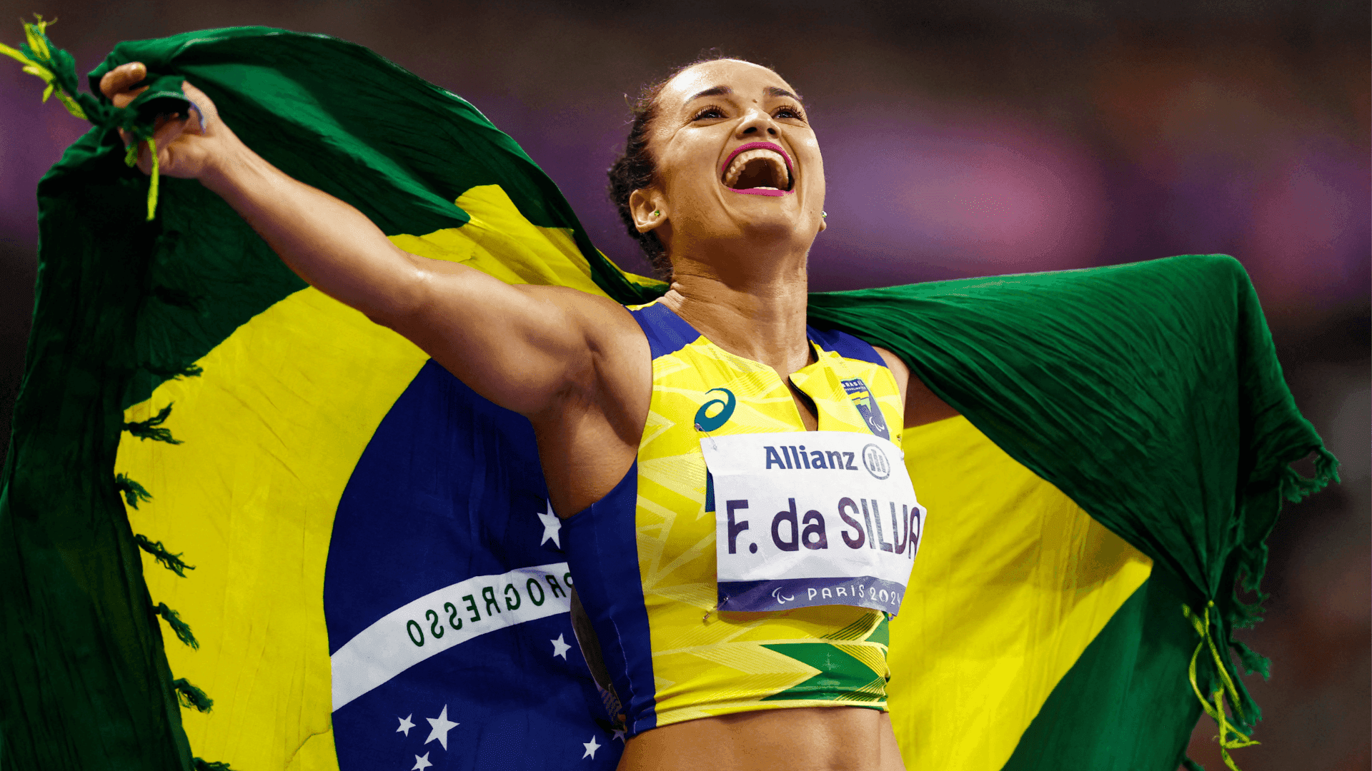 Fernanda Yara comemora a vitória na prova dos 400m classe T47