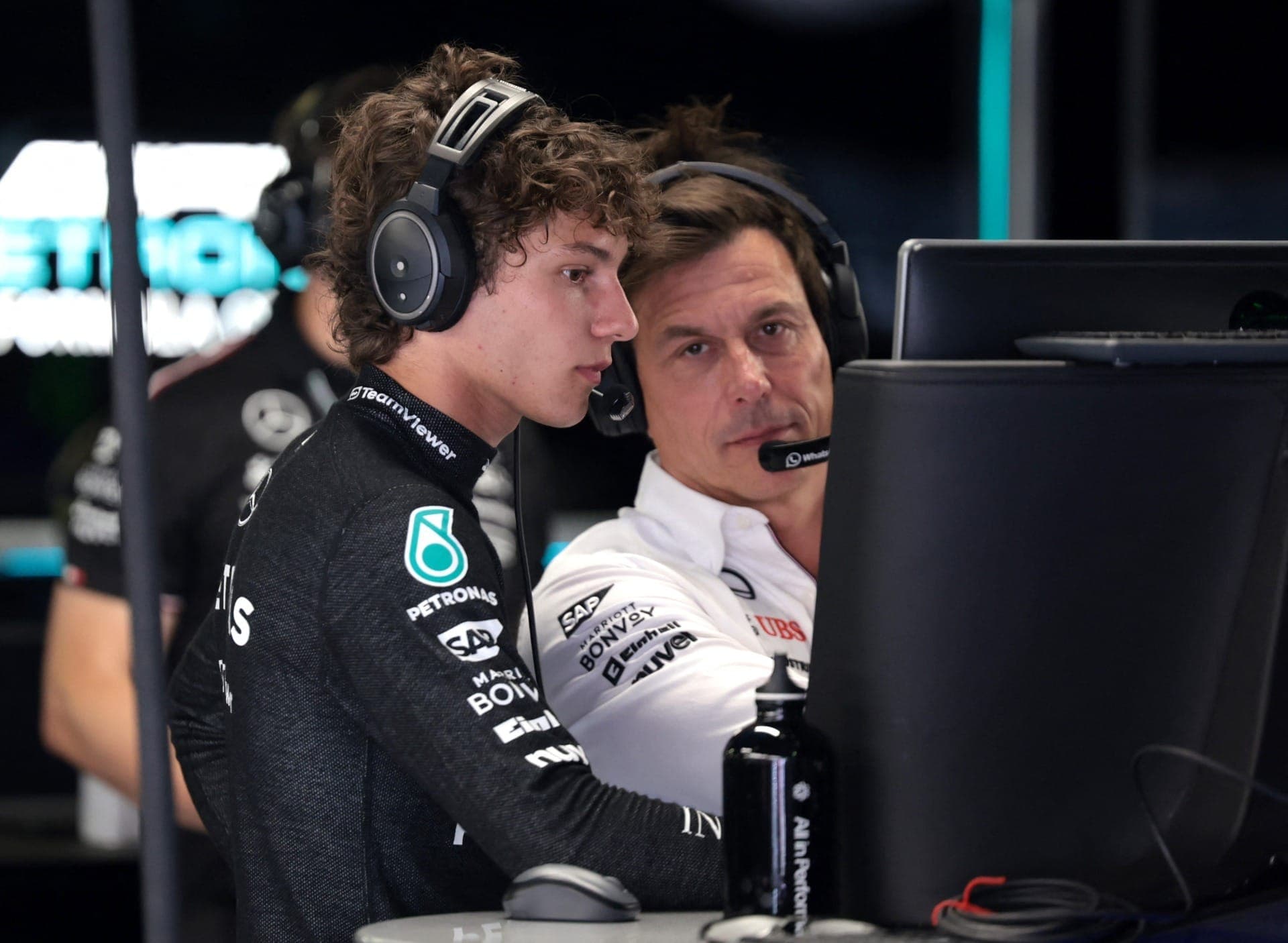 Kimi Antonelli com o chefe da Mercedes, Toto Wolff, na Itália