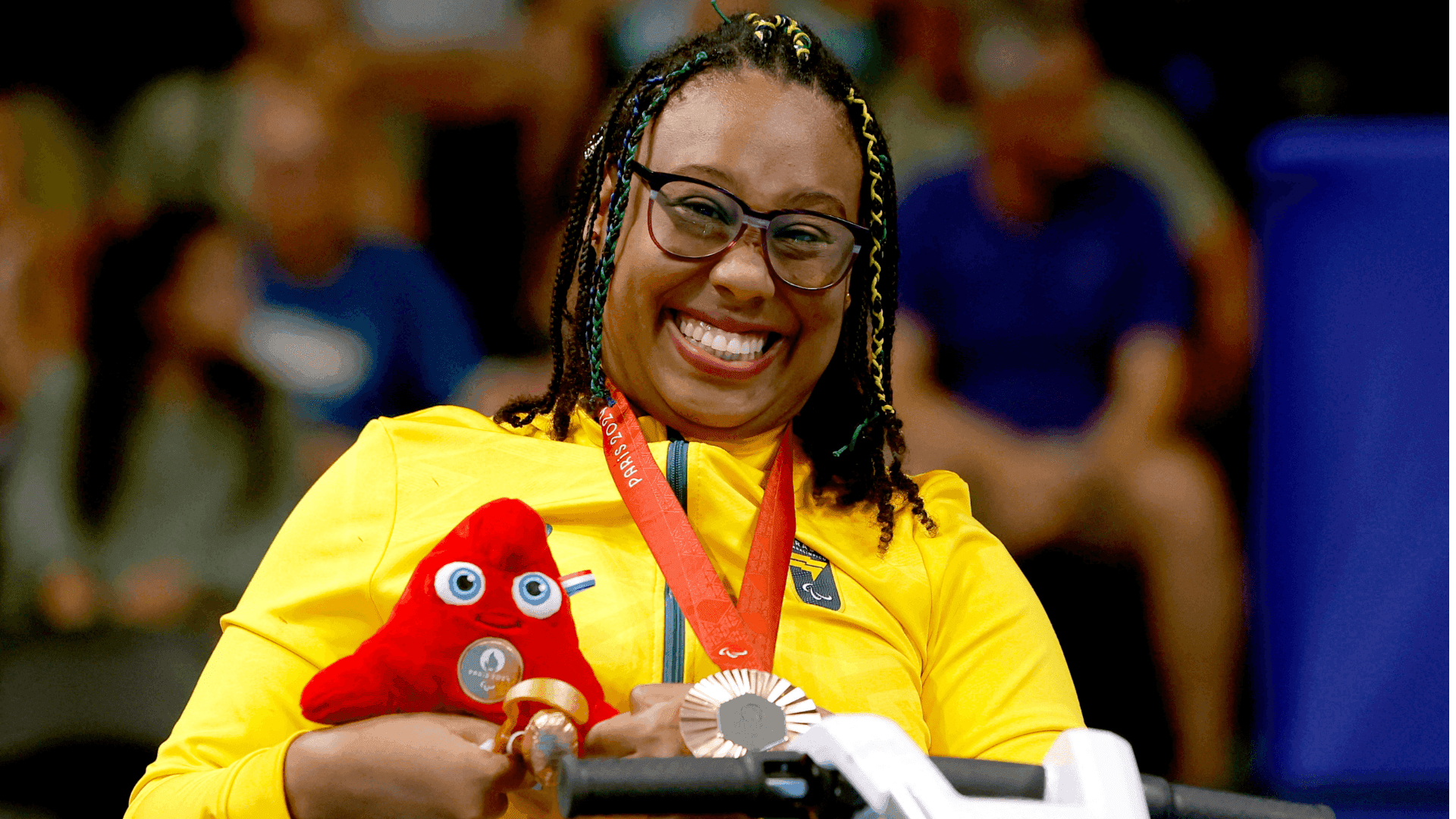 Lídia Cruz com a medalha de bronze conquistada nos 150m medley classe SM4 feminino